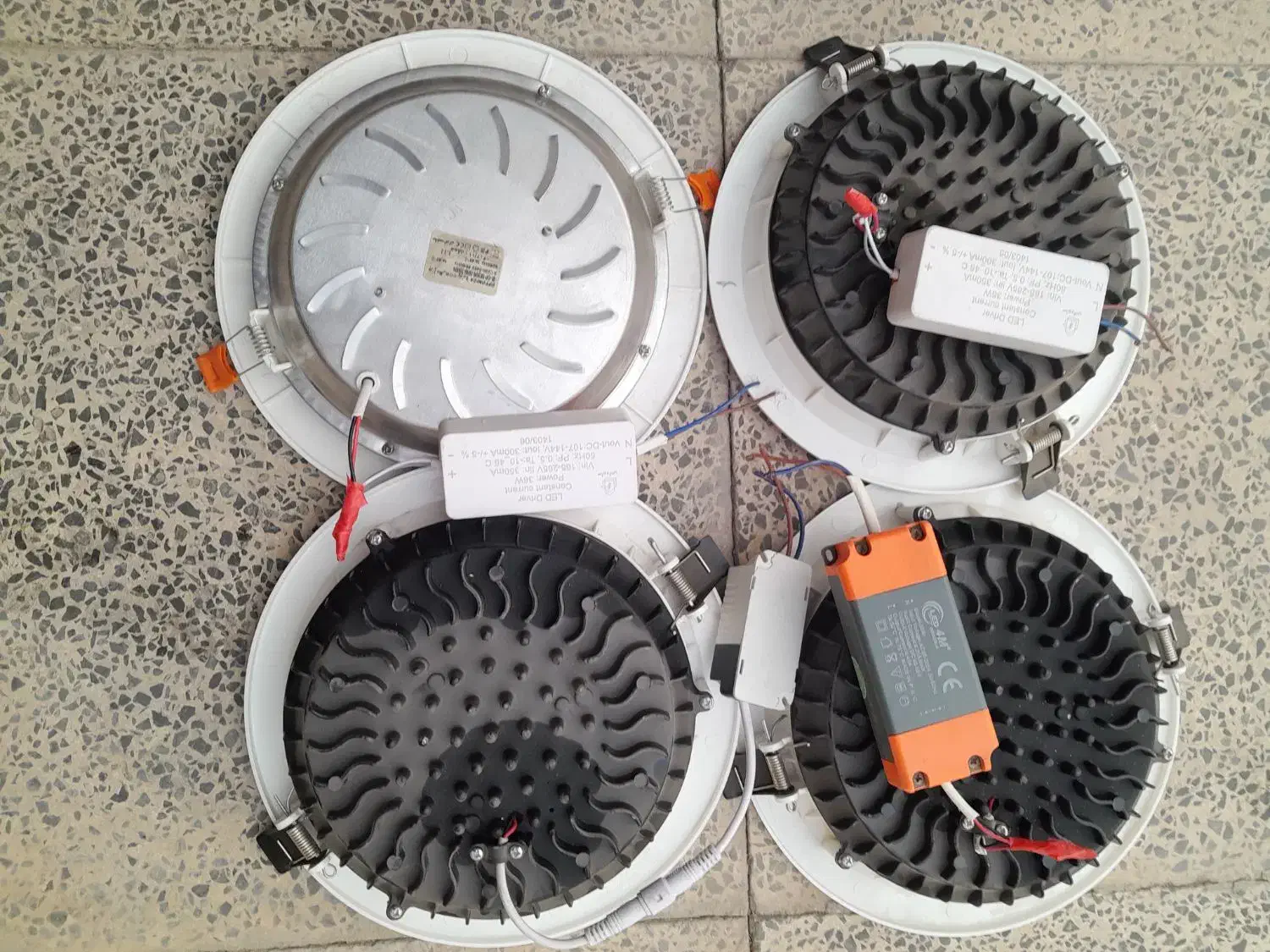 چراغ سقفی توکار ۳۰ وات در حد نو|لامپ و چراغ|اندیشه, شهرک صدف|دیوار