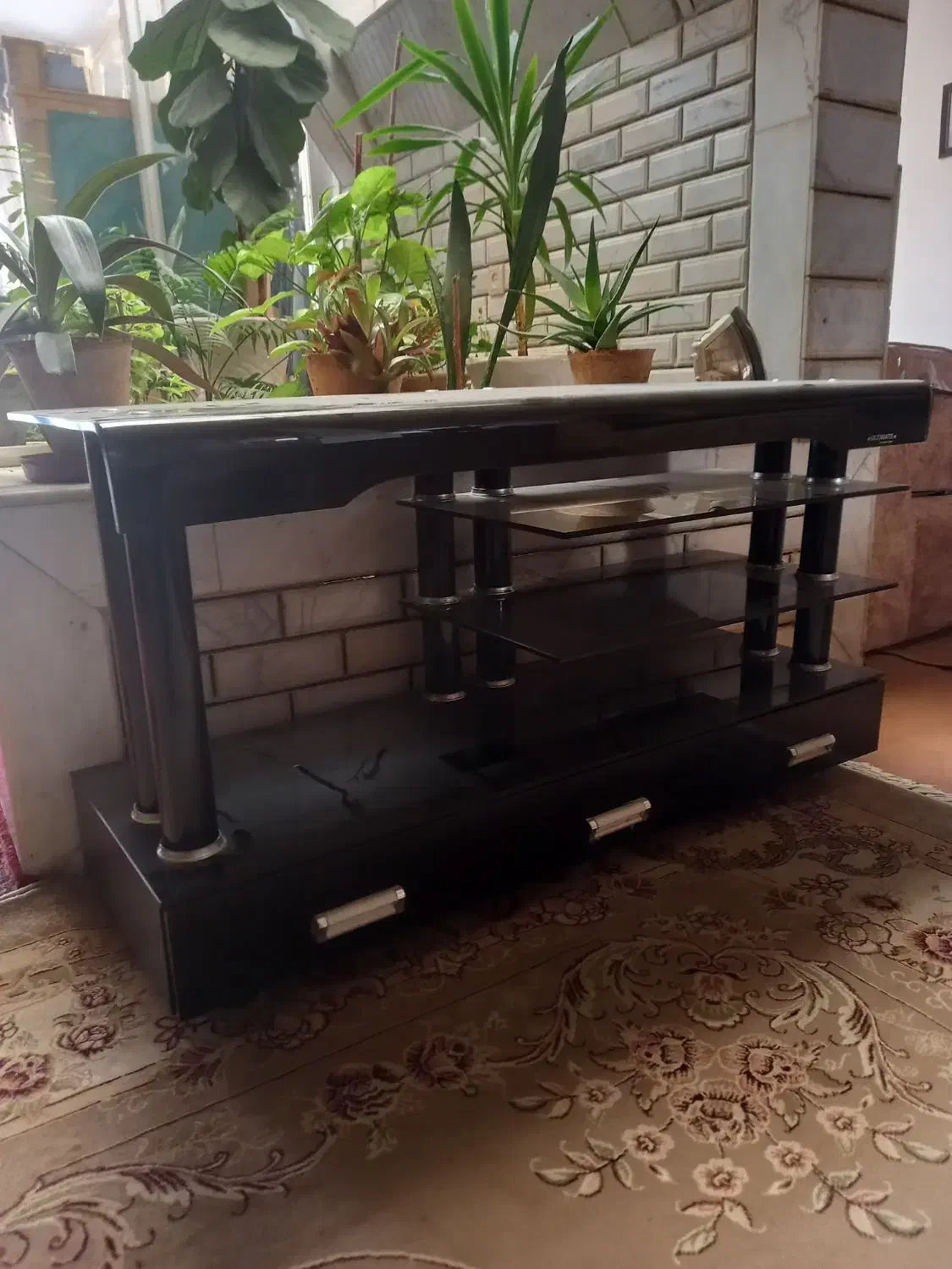 میزتلویزیون شیشه ای کاملا سالم جادار|میز تلویزیون|پیر بکران, |دیوار