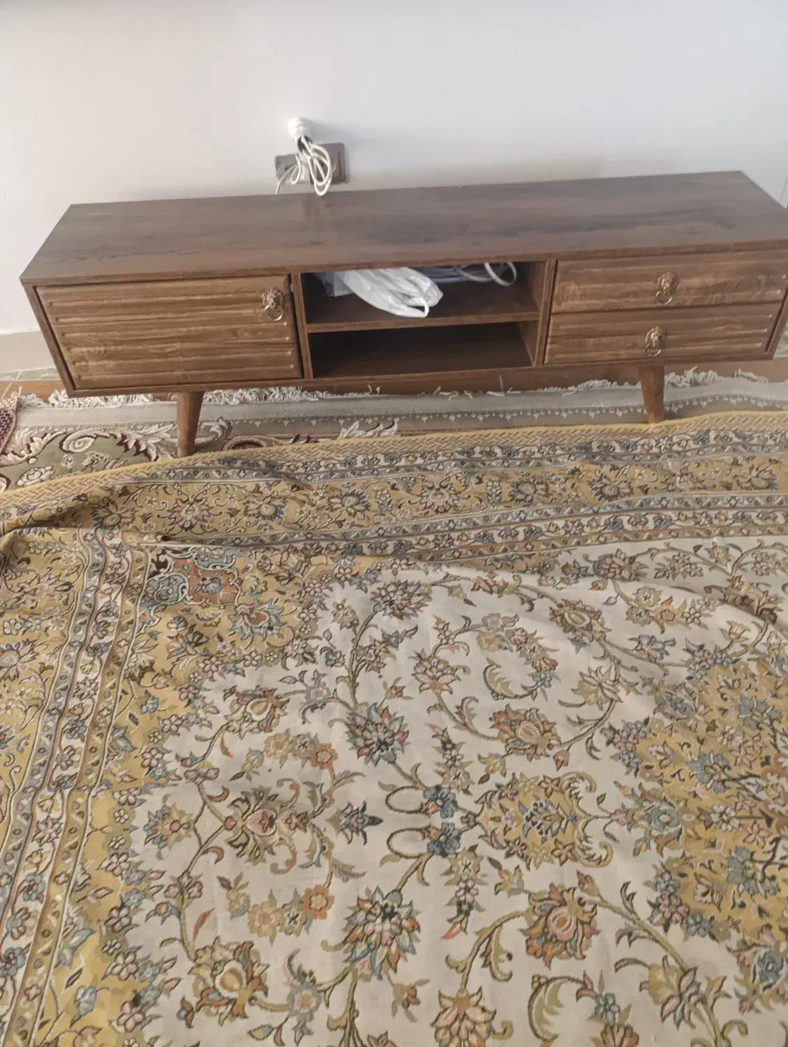 دوعدد میز تلویزیون جاکفشی ومبل یازده میلیون|مبلمان خانگی و میز عسلی|الیگودرز, |دیوار