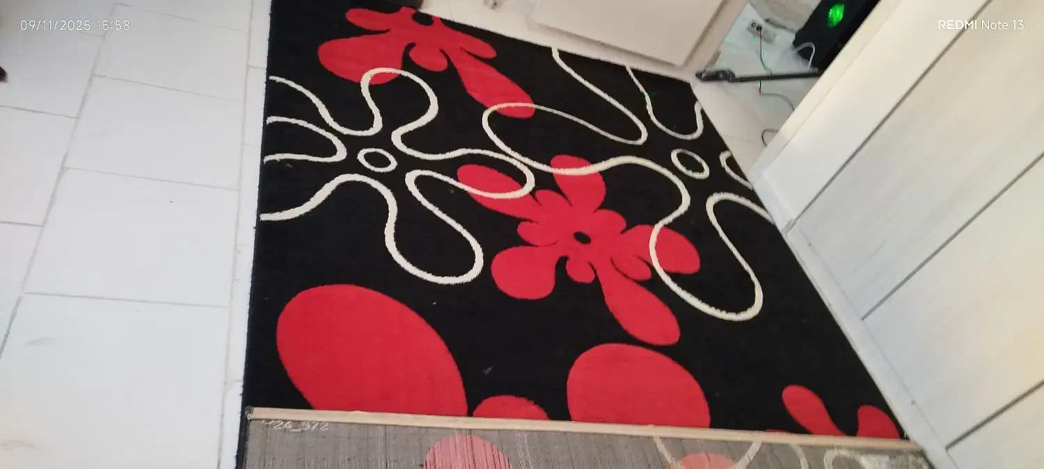 فرش ماشینی 6 متری کرم.مشکی قرمزتمیزوسالم|فرش|پرند, فاز ۶|دیوار