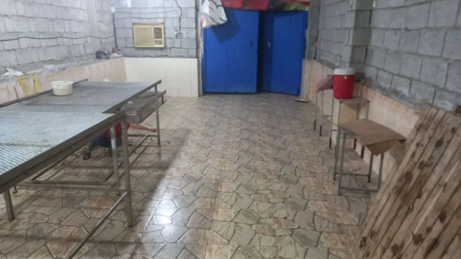 پاک کردن خرما در انبار برای شما فقط کباب دردالکی|خدمات نظافت|برازجان, |دیوار