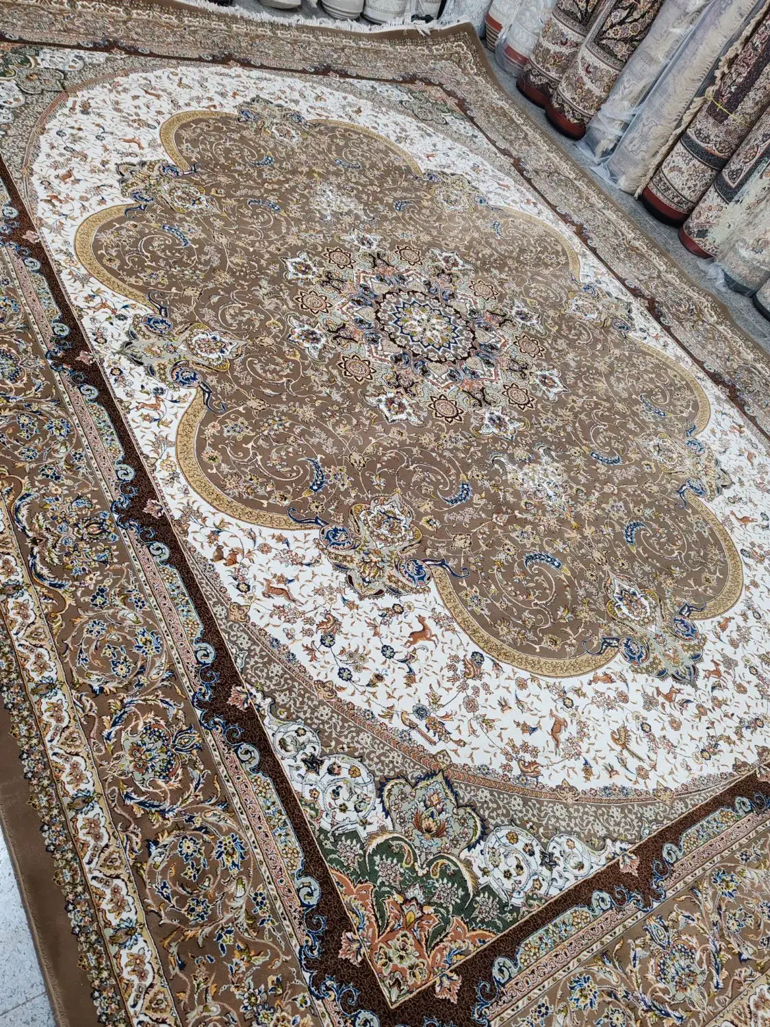 2تخته فرش 12متری گردویی 700شانه لیلیوم درجه یک|فرش|قم, نیروگاه|دیوار