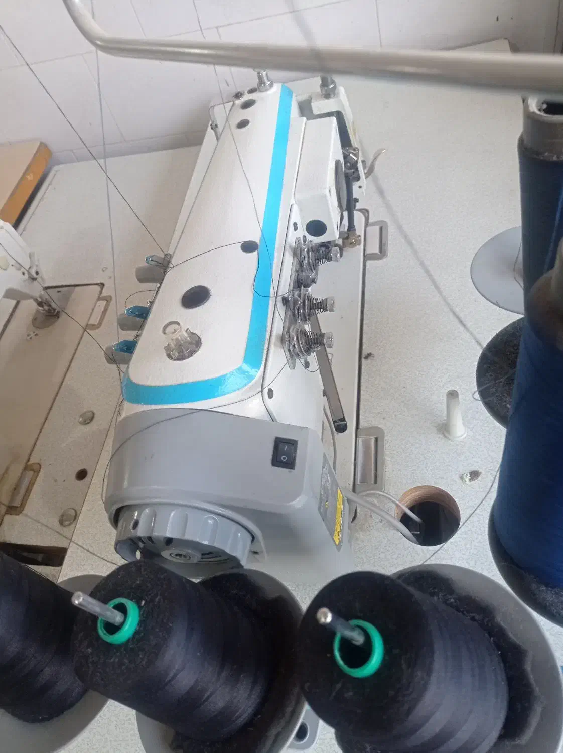 چرخ خیاطی سه سوزنه سه قلاب جک غلطک دار تمیز|چرخ خیاطی و ریسندگی|تبریز, |دیوار