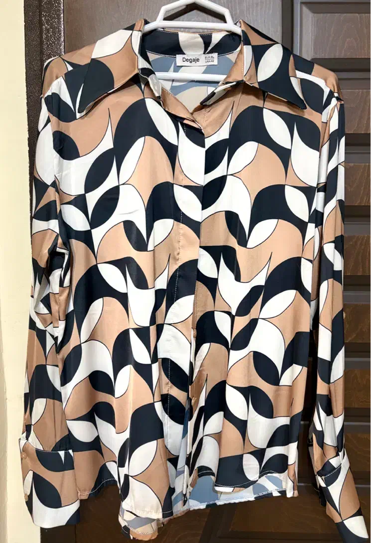 اباس زنانه/ شومیز|لباس|ساری, |دیوار