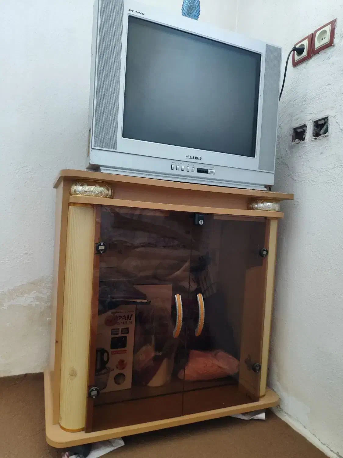 تلوزیون و زیر تلوزیونی کاملا سالم|تلویزیون و پروژکتور|سیجوال, |دیوار