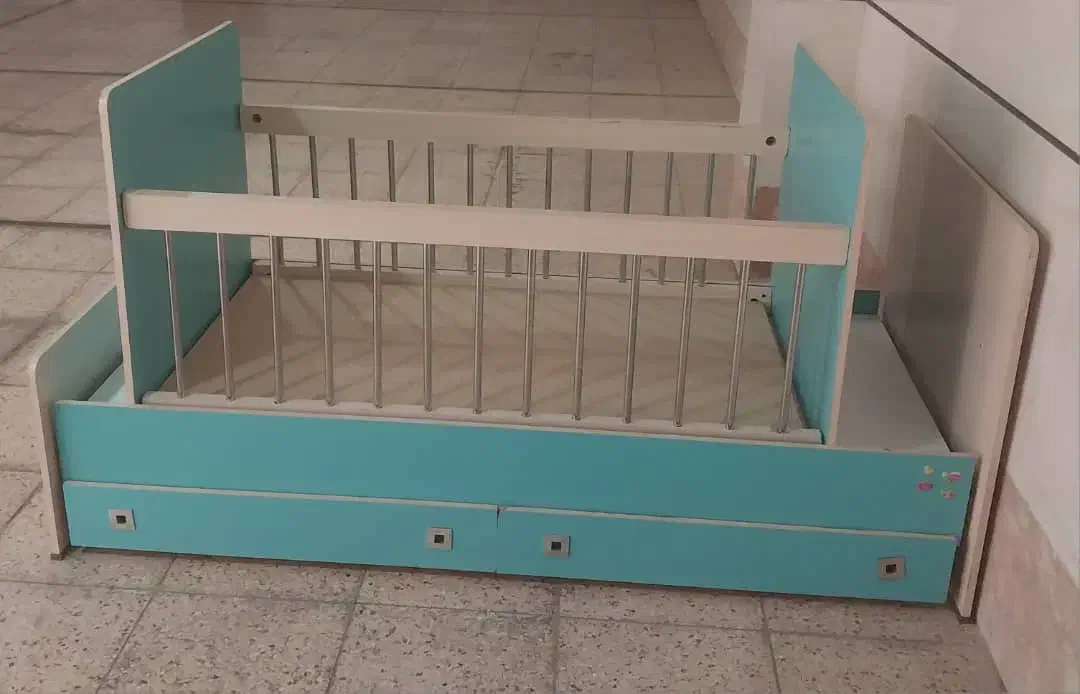 تخت کودک و نوجوان در حد نو|تخت و سرویس خواب|اصفهان, سرچشمه|دیوار