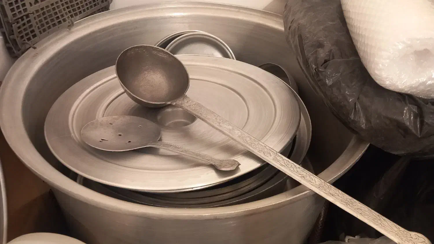 قابلمه روحی بزرگ|ظروف پختوپز|رباطکریم, رباطکریم|دیوار