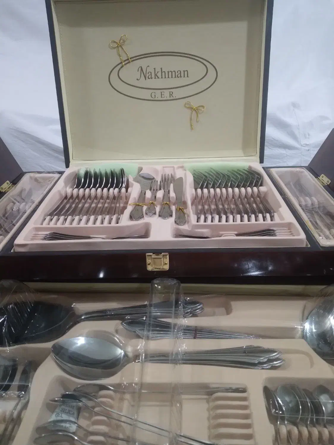 سرویس قاشق وچنگال ۱۲ نفره با میز چوبی|ظروف سرو و پذیرایی|مشهد, شاهد (شهرک غرب)|دیوار