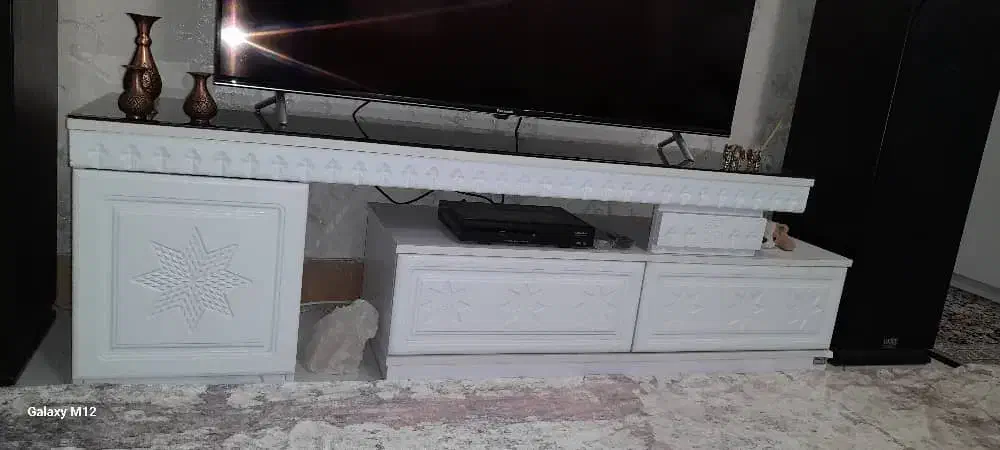 میز تلوزیون و یک عدد ویترین در حد خیلی نو|میز تلویزیون|تهران, آبشار تهران (دریاچه)|دیوار