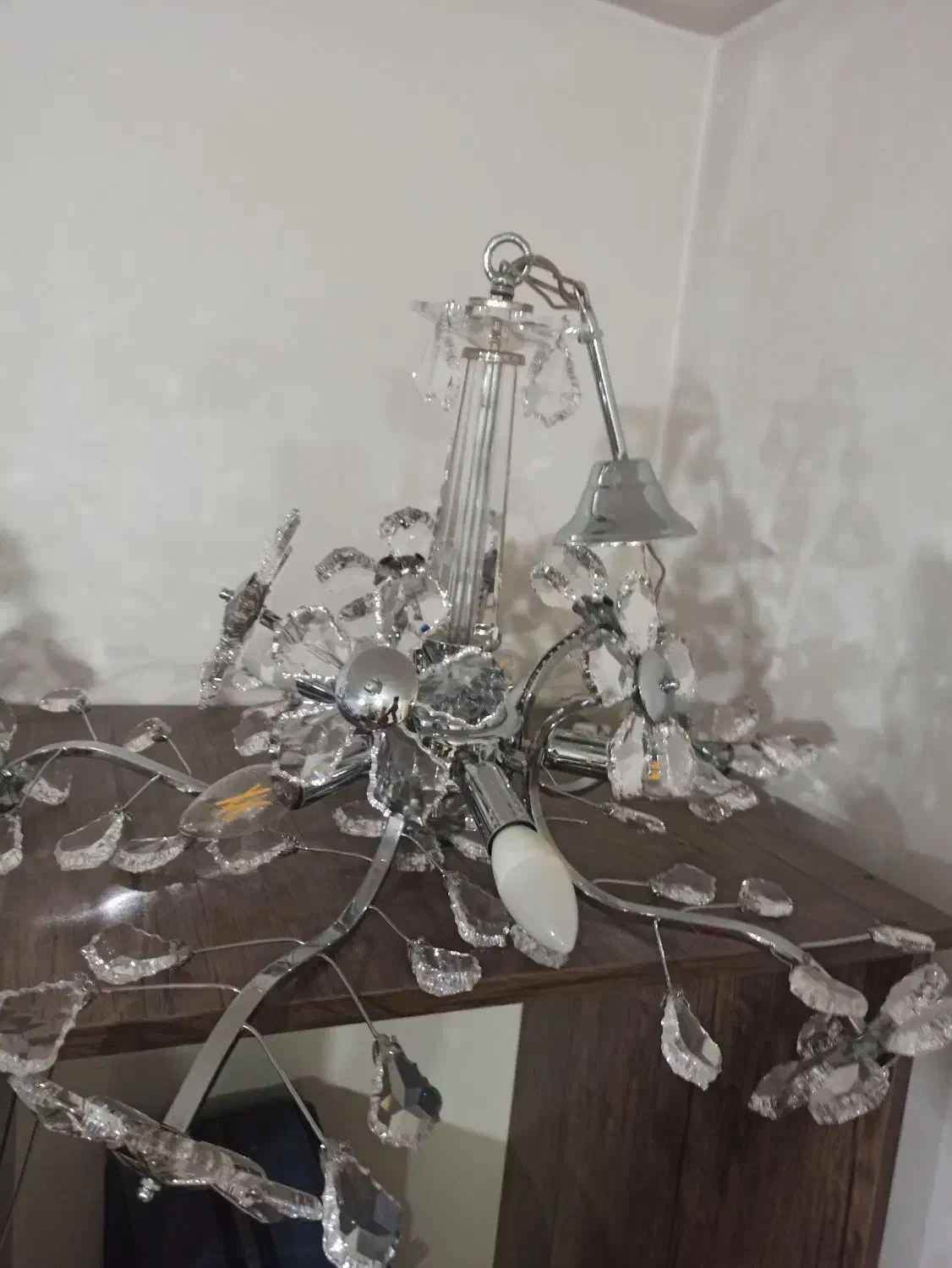 دو عدد لوستر|لوستر و چراغ آویز|بومهن, |دیوار