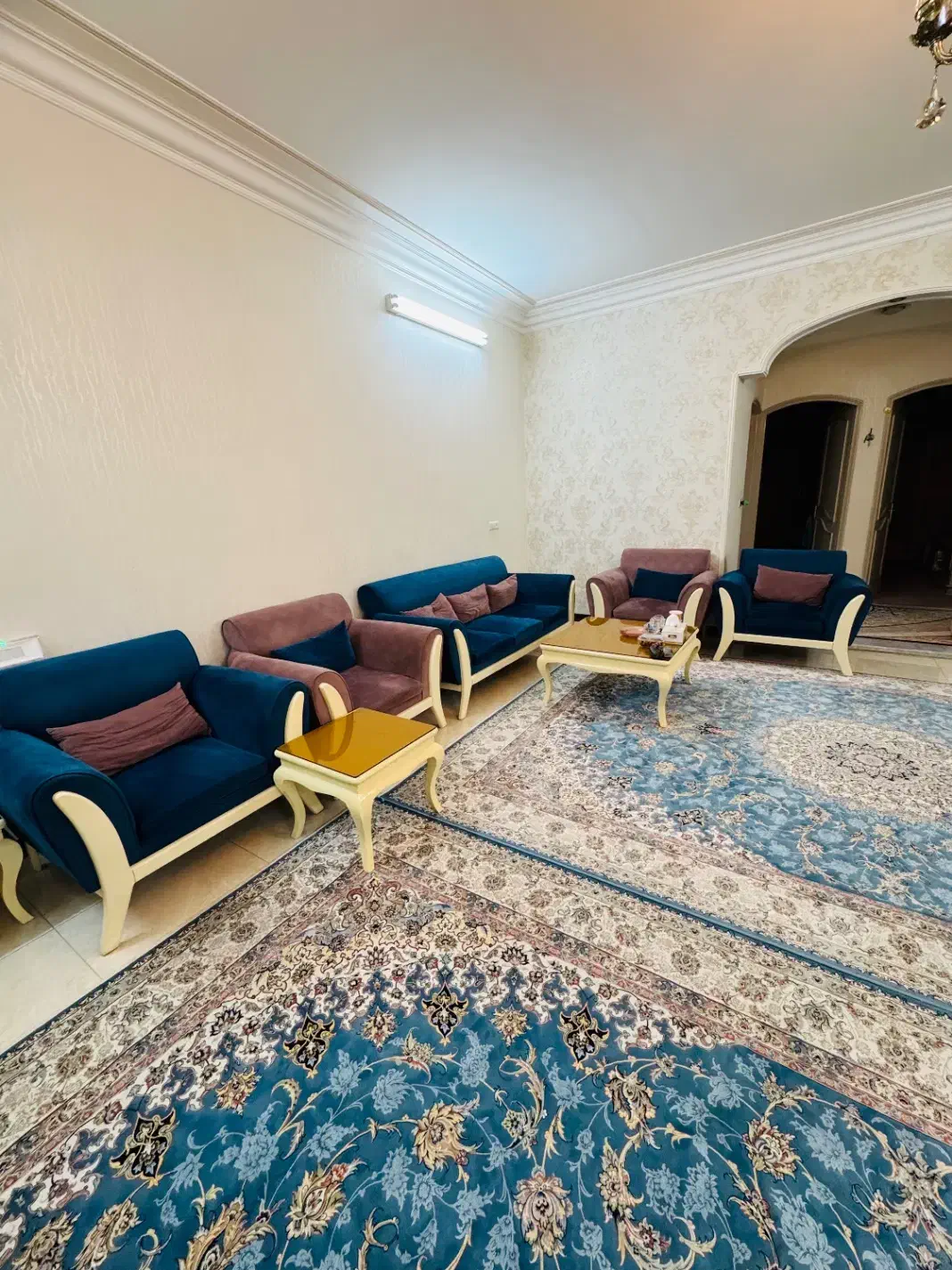 مبلمان راحتی ۱۱ نفره و یک میز پذیرایی و ۴ عسلی|مبلمان خانگی و میز عسلی|قم, عمار یاسر|دیوار