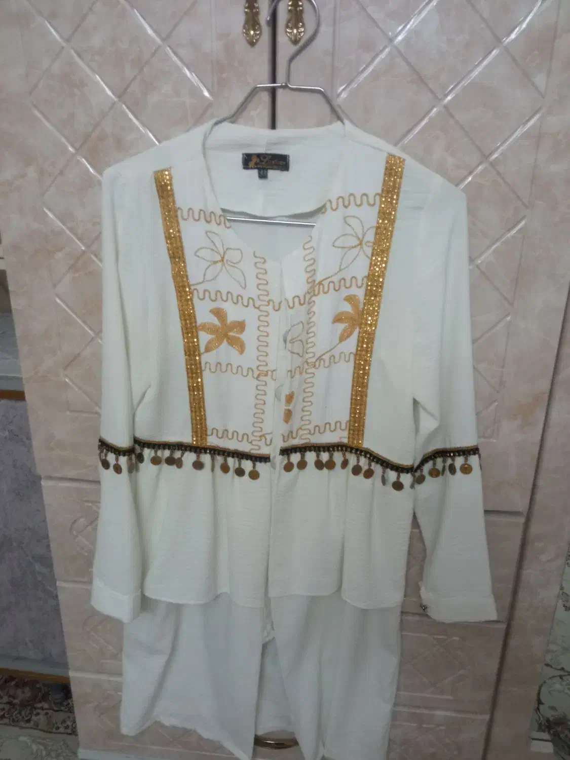 مانتو نو فقط یع بار پوشیده شده|لباس|کاشان, کارگر|دیوار