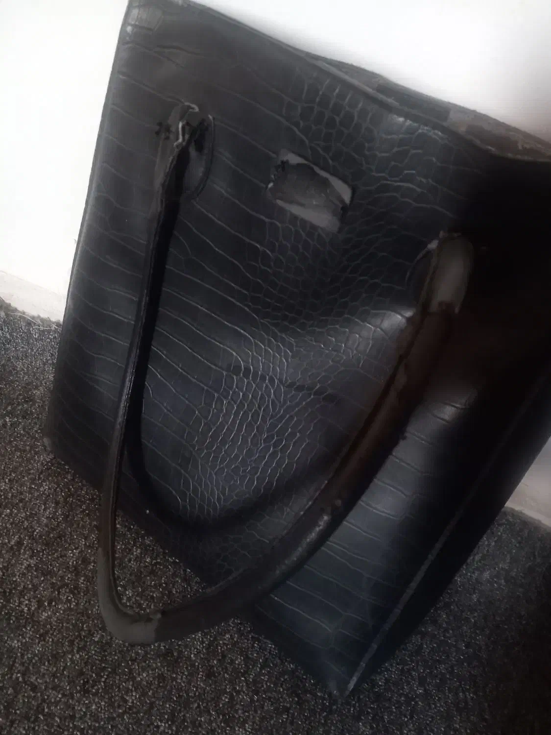 کیف کارکرده هستند|کیف، کفش، کمربند|پرند, فاز ۵|دیوار