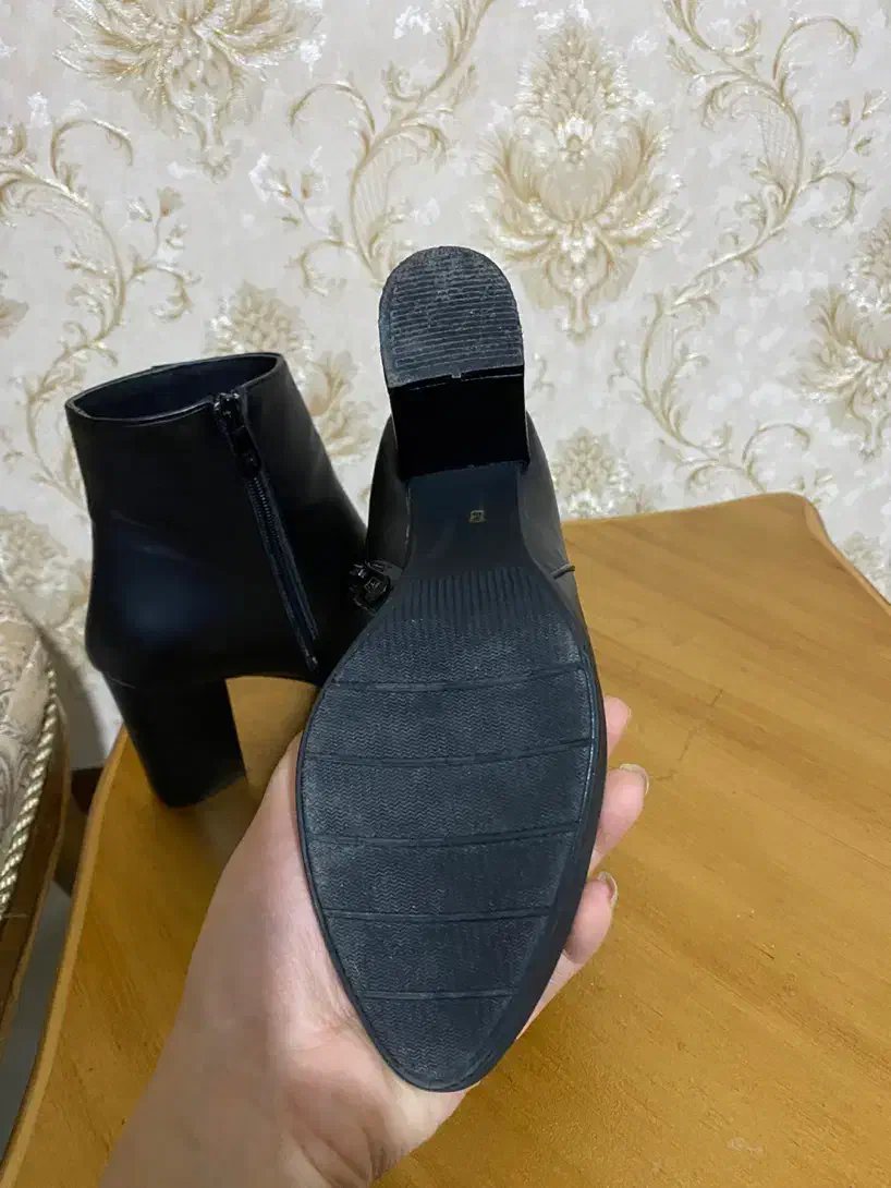 بوت|کیف، کفش، کمربند|فلاورجان, |دیوار