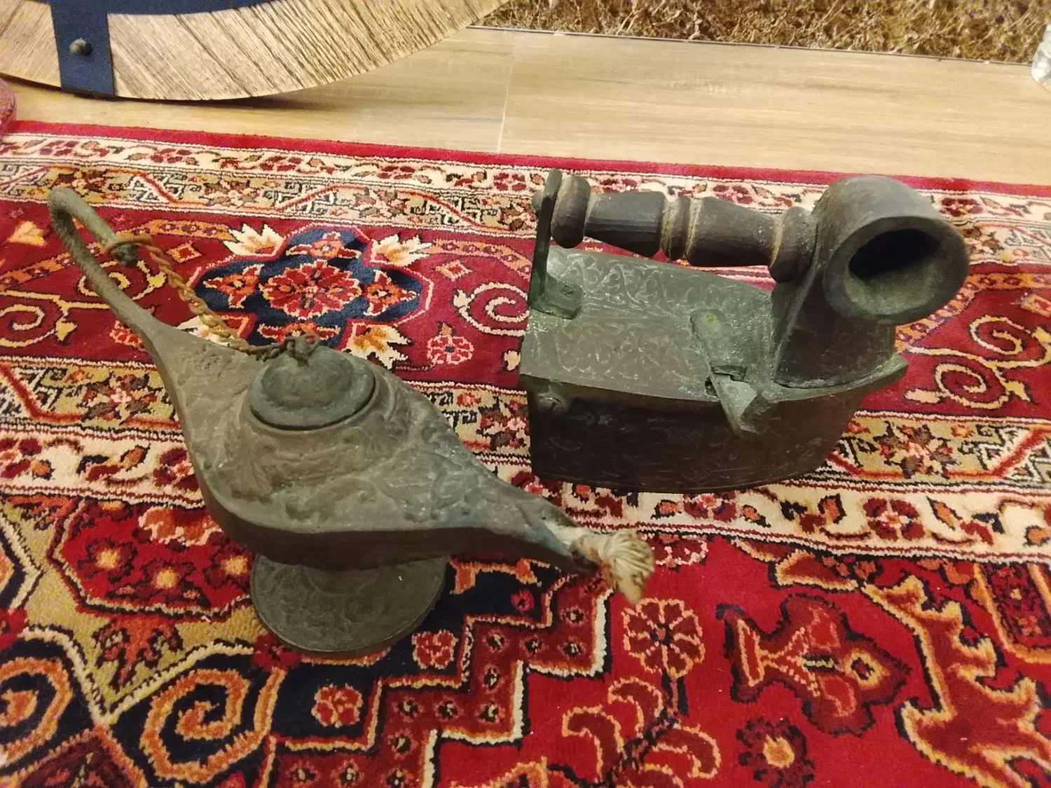 اتو خیلی قدیمی سایز کوچک و دکوری فیتله دار قدیمی|کلکسیون اشیاء عتیقه|شیرود, |دیوار