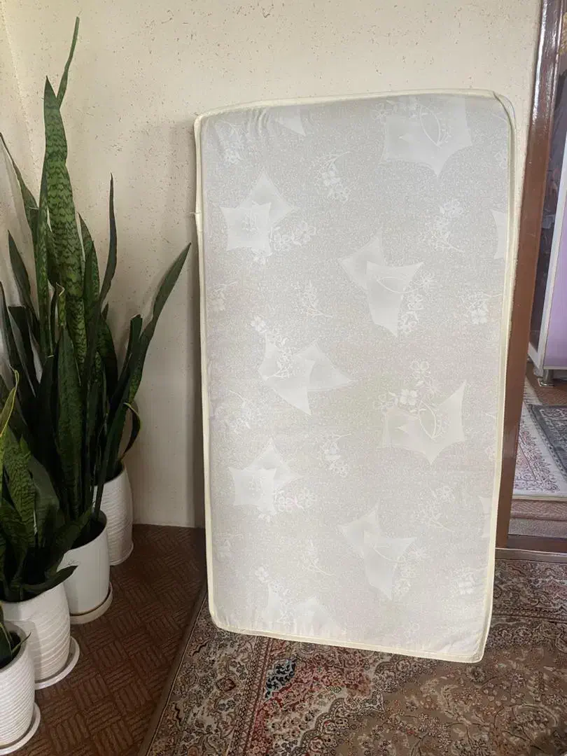 تخت و تشک کودک در حد نو|تخت و سرویس خواب|تالش, هشتپر|دیوار