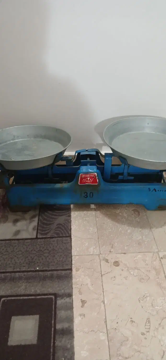 ترازو دوکفه قدیمی ۲۰کیلیویی|کلکسیون اشیاء عتیقه|تبریز, |دیوار