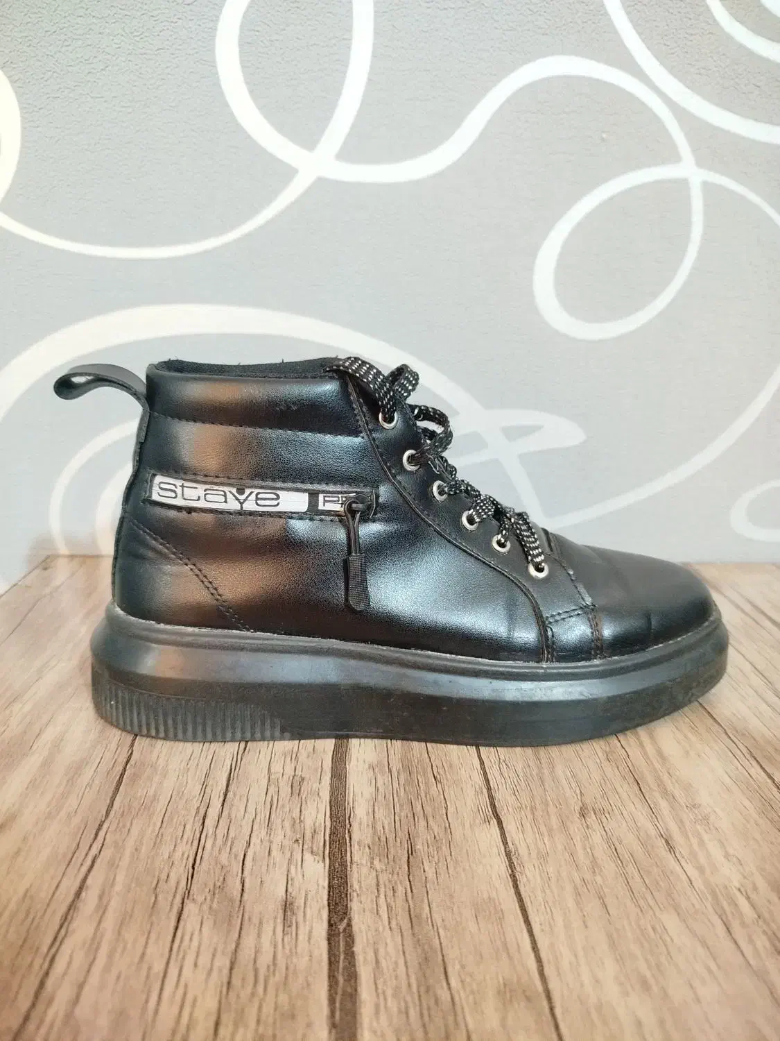 نیم بوت|کیف، کفش، کمربند|صدرا-فارس, فاز ۲|دیوار