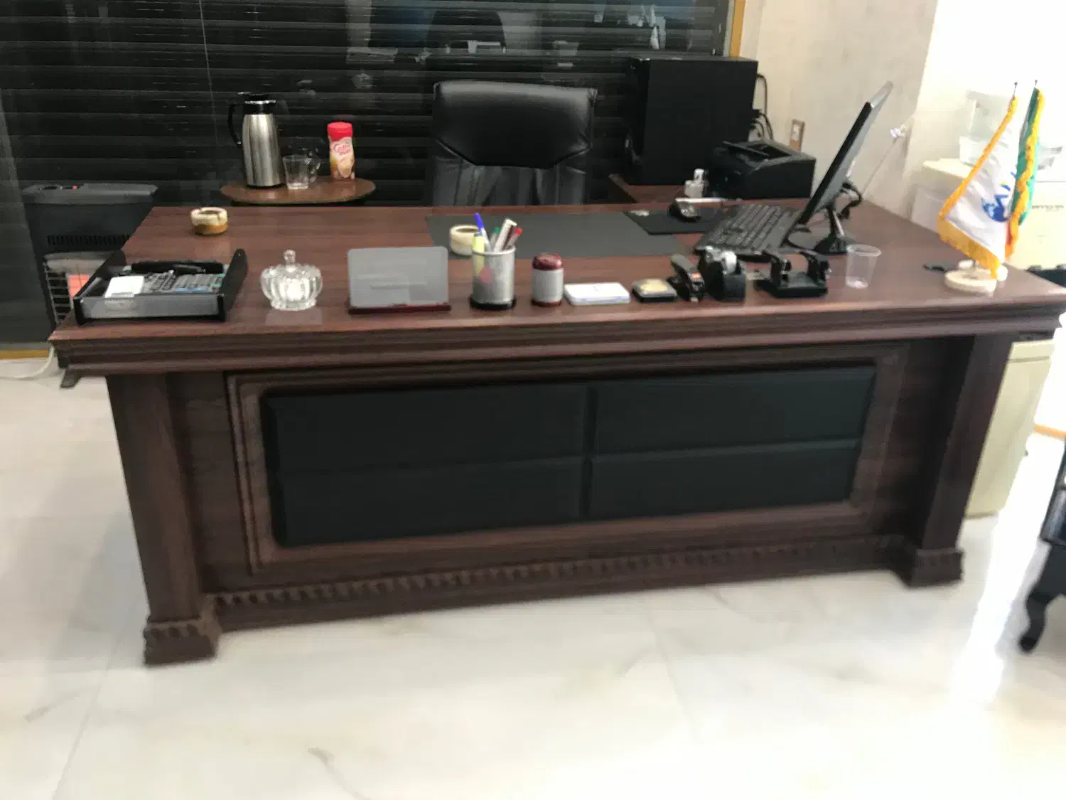 فروش میز مدیریتی و کانتر و فایل و ویترین|مبلمان اداری|کرج, ساماندهی|دیوار