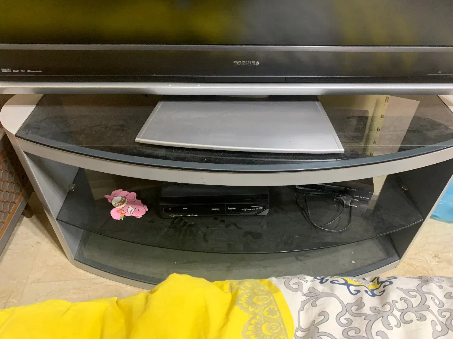 تلویزیون LCD توشیبا ۴۲ اینچ و زیر تلویزیون|تلویزیون و پروژکتور|شیراز, نیایش|دیوار