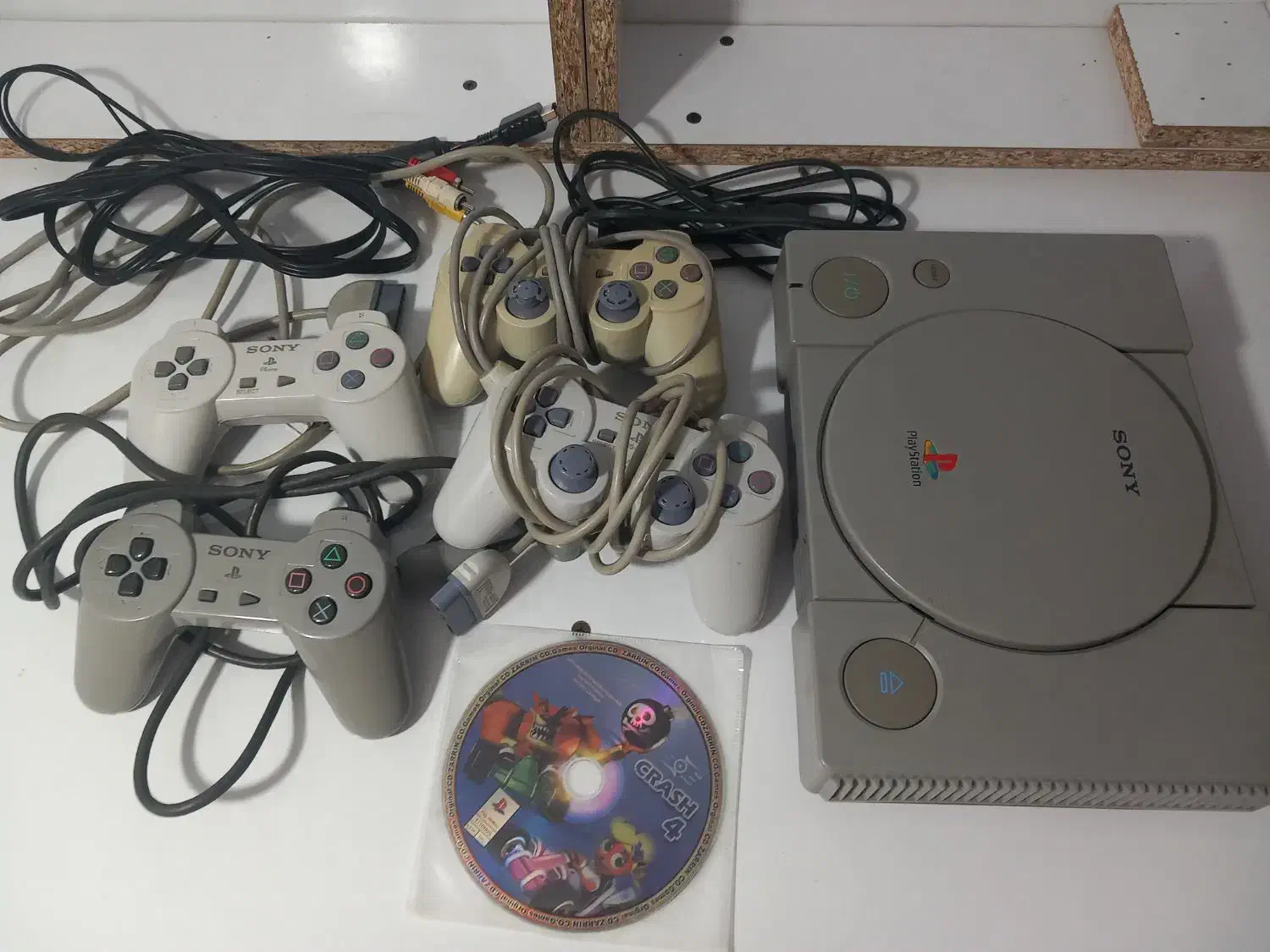 کنسول بازی پلی استیشن ۱ اصلی همراه ۴دسته|کنسول، بازی ویدئویی و آنلاین|شهرضا, |دیوار