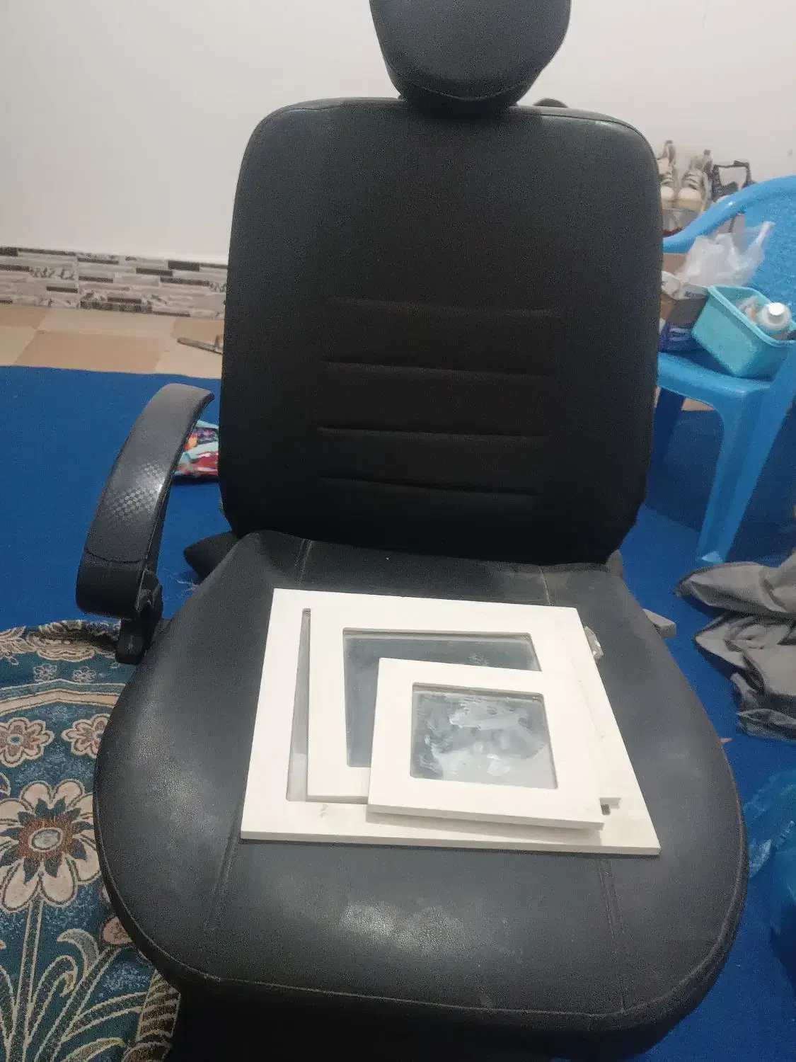 یک عدد صندلی اصلاح ویک آینه قد وسایل آرایشگاه|آرایشگاه و سالنهای زیبایی|کهنوج, |دیوار