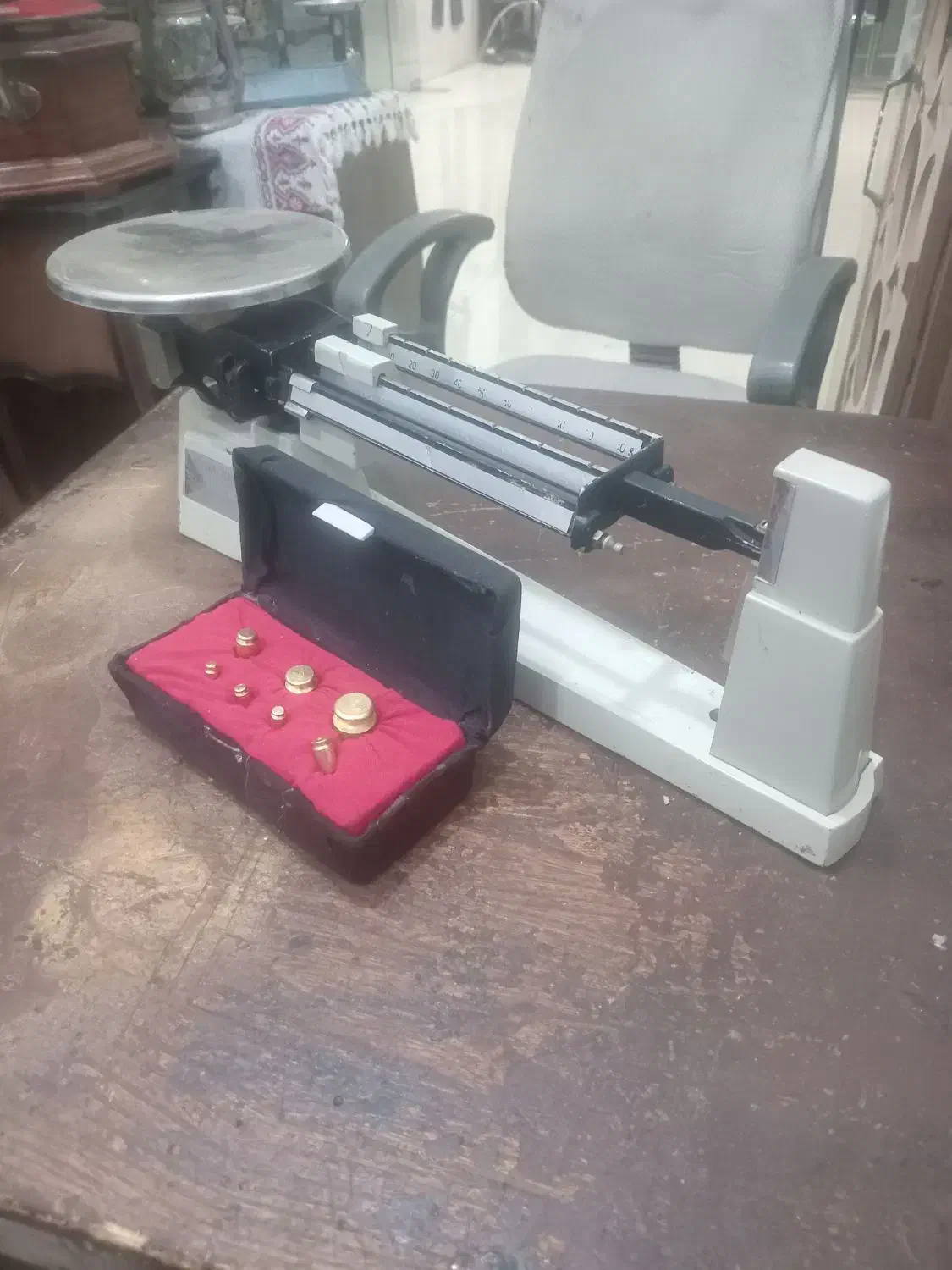 ترازوی تک کفه باسنگ برنجی|کلکسیون اشیاء عتیقه|بومهن, |دیوار