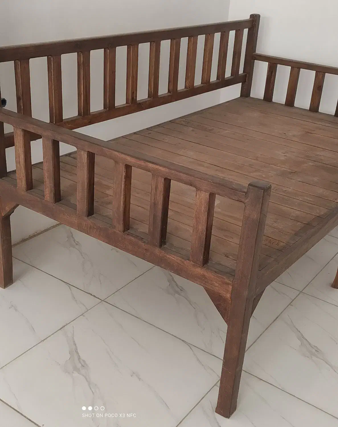 تخت کنار حیاط یاباغی نو نو|مبلمان خانگی و میز عسلی|برخوار, |دیوار