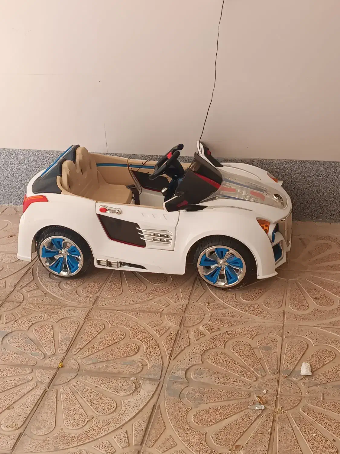 ماشین شارژی|اسباب‌‌بازی|میانه, |دیوار