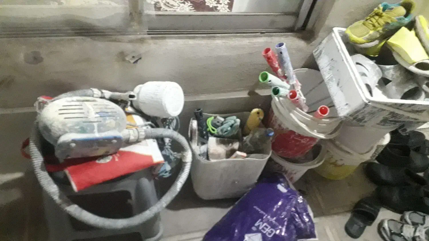 نردبان‌ سالم‌ پمپ‌ باد‌‌ و‌ کل‌ وسایلارو‌ با‌ هم|مصالح و تجهیزات ساختمان|میان ولایت, |دیوار