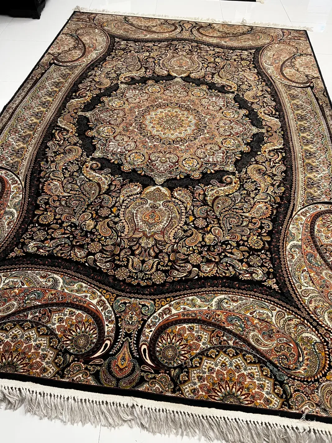 فرش ماشینی اعیان ۱۰۰۰ شانه زمینه مشکی|فرش|سنندج, |دیوار