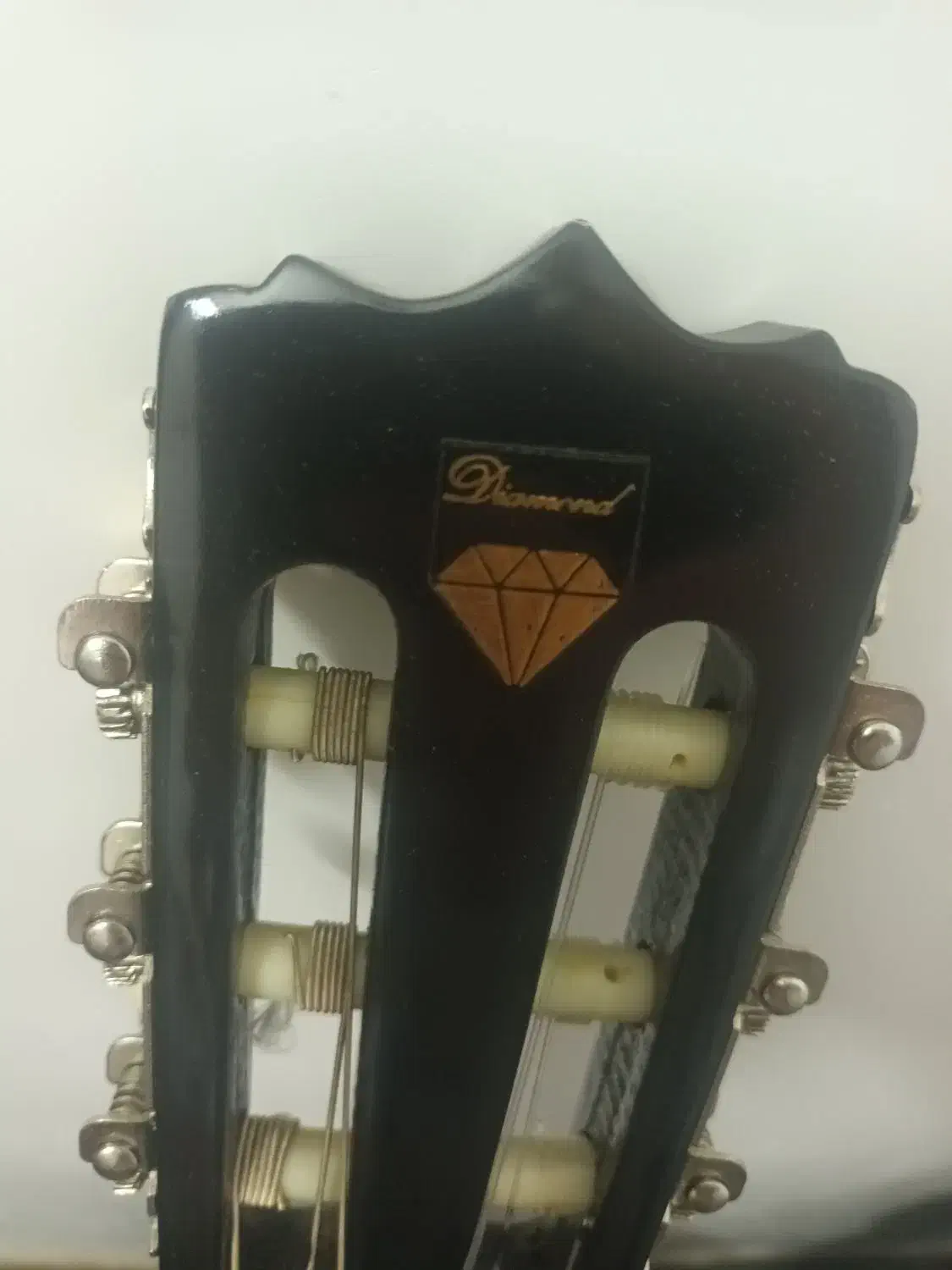 گیتار سیاه|گیتار، بیس، امپلیفایر|خوی, |دیوار