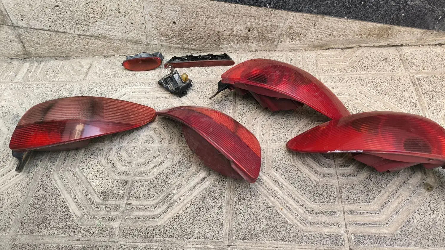 ۳ چراغ عقب ۲۰۶ سالم تمیز همراه ترمز و مه شکن عقب|قطعات یدکی و لوازم جانبی|ری, شهرری|دیوار