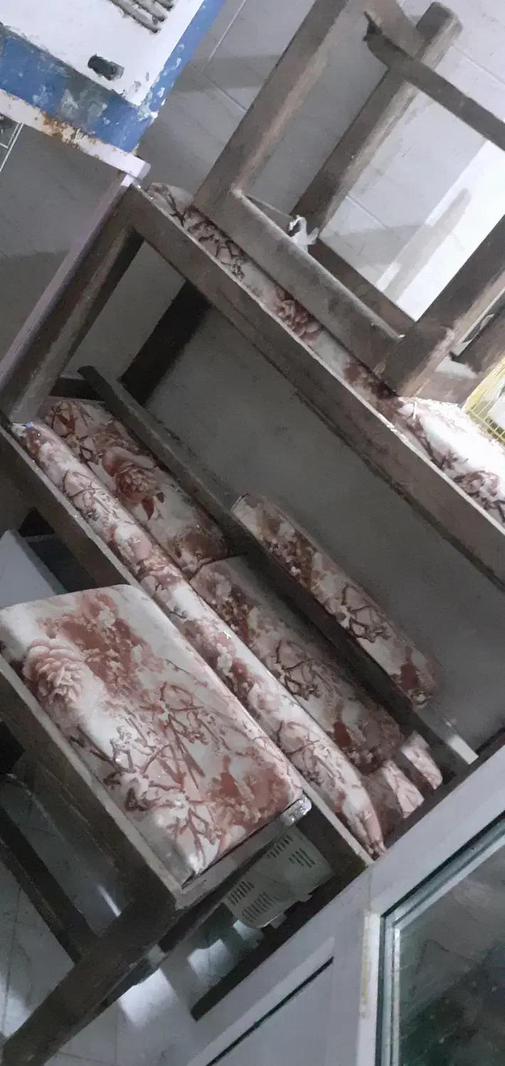 تعدادی نیمکت چوبی|صندلی و نیمکت|سمنان, |دیوار