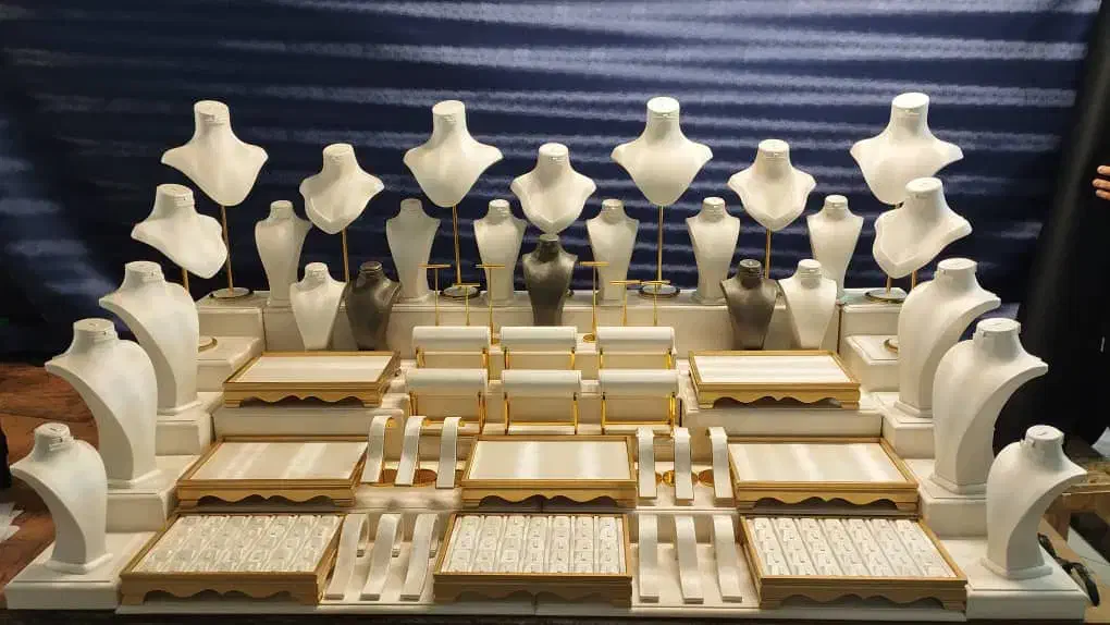 مانکن جواهرات ویترین طلافروشی و استند بدلیجات|فروشگاه و مغازه|بجنورد, |دیوار