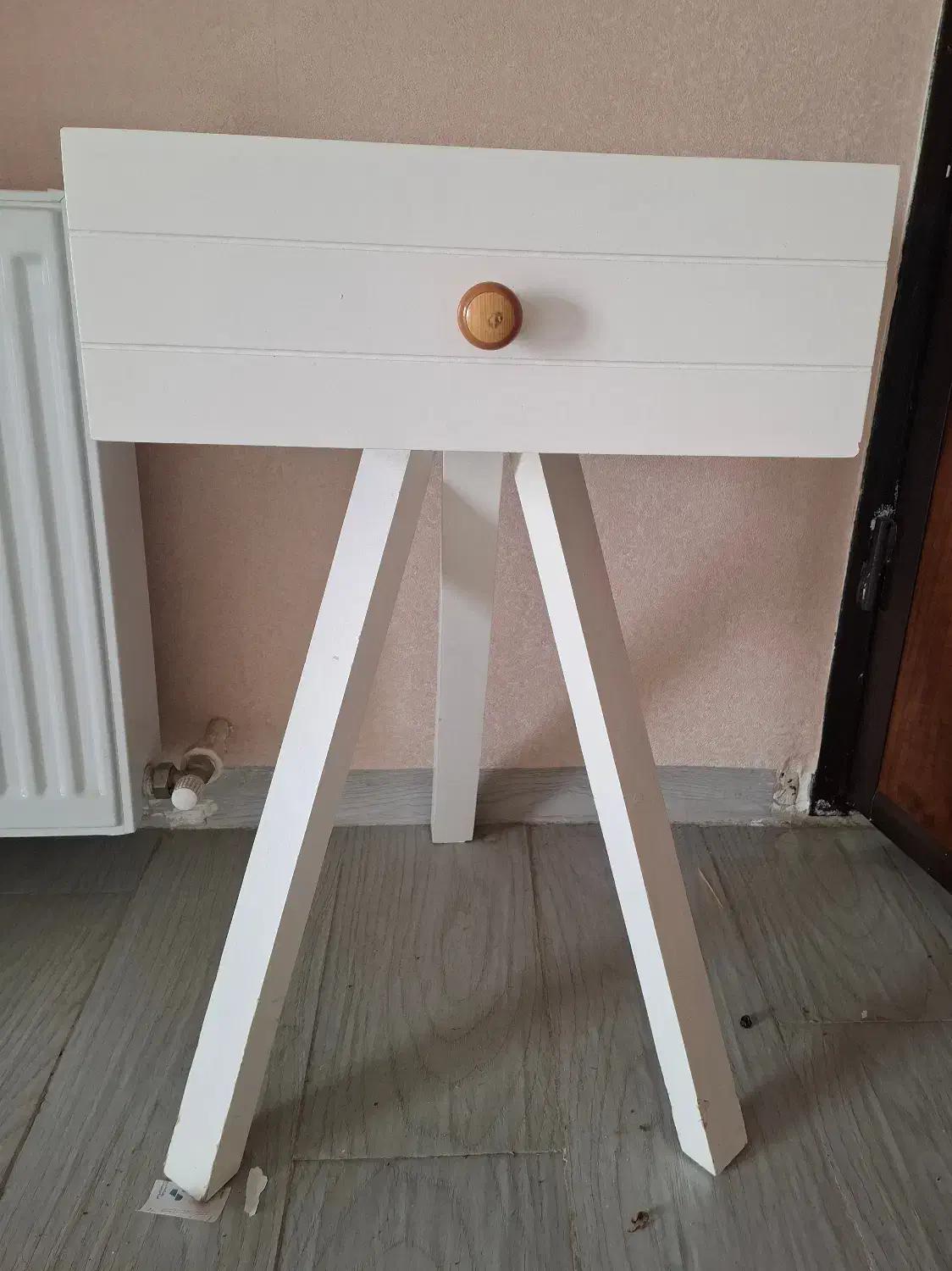 میز سه پایه دار|میز تلفن|هشتگرد, فاز ۱ مهستان|دیوار