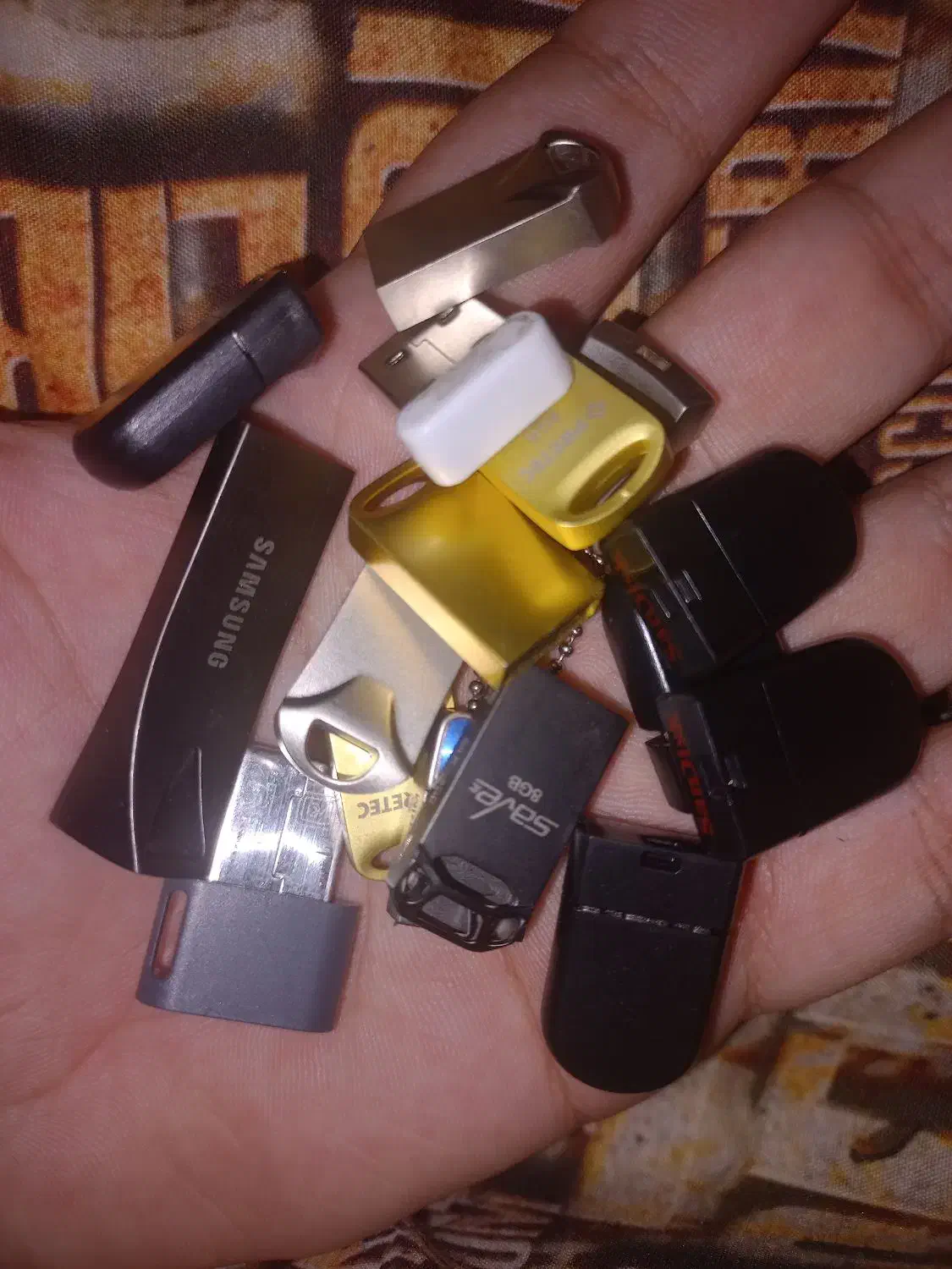 فلش ۱۶ و ۸ و ۴ گیگ|قطعات و لوازم جانبی رایانه|کرج, عظیمیه|دیوار