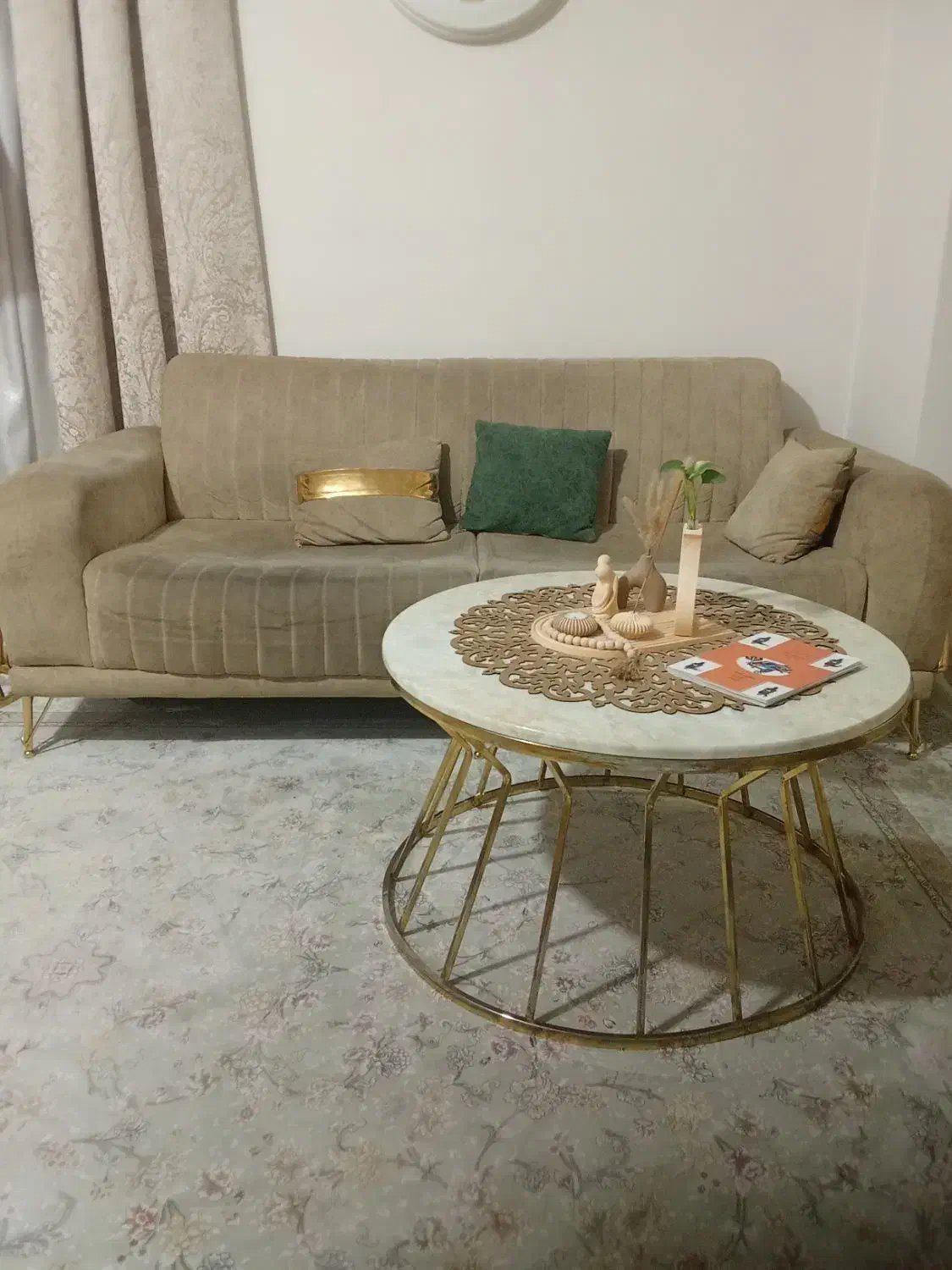 مبل پنج نفره با یک عدد میز جلو مبلی|مبلمان خانگی و میز عسلی|قرچک, باقرآباد|دیوار