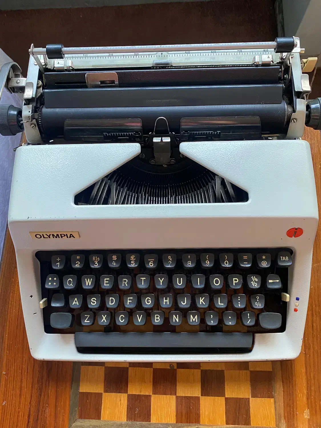 ماشین تحریر(تایپ) انگلیسی Olympia آلمان بکر و تمیز|کلکسیون اشیاء عتیقه|تهران, اکباتان|دیوار