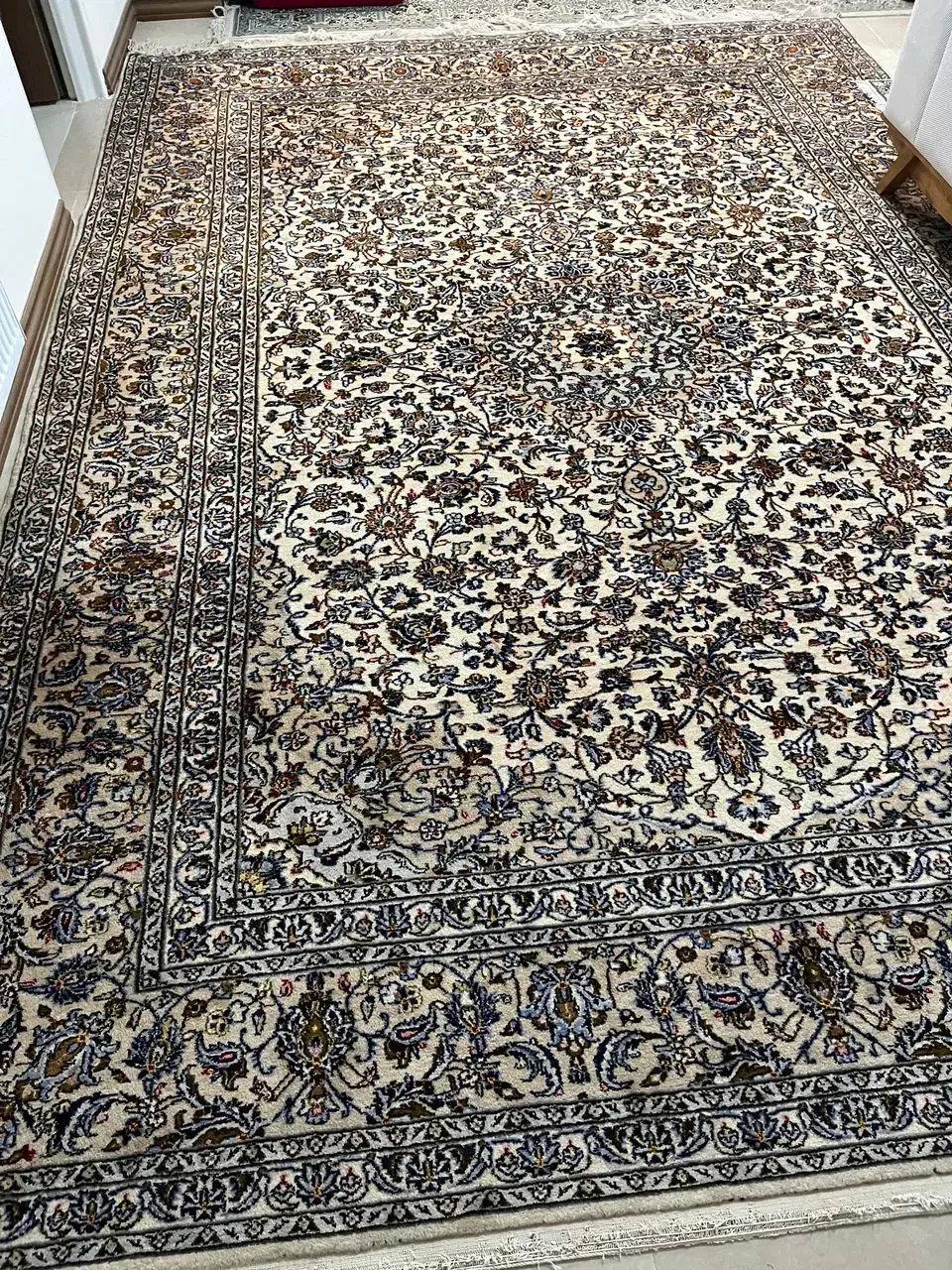 یک عدد قالی دستباف کرم|فرش|شیراز, شهرک آرین|دیوار