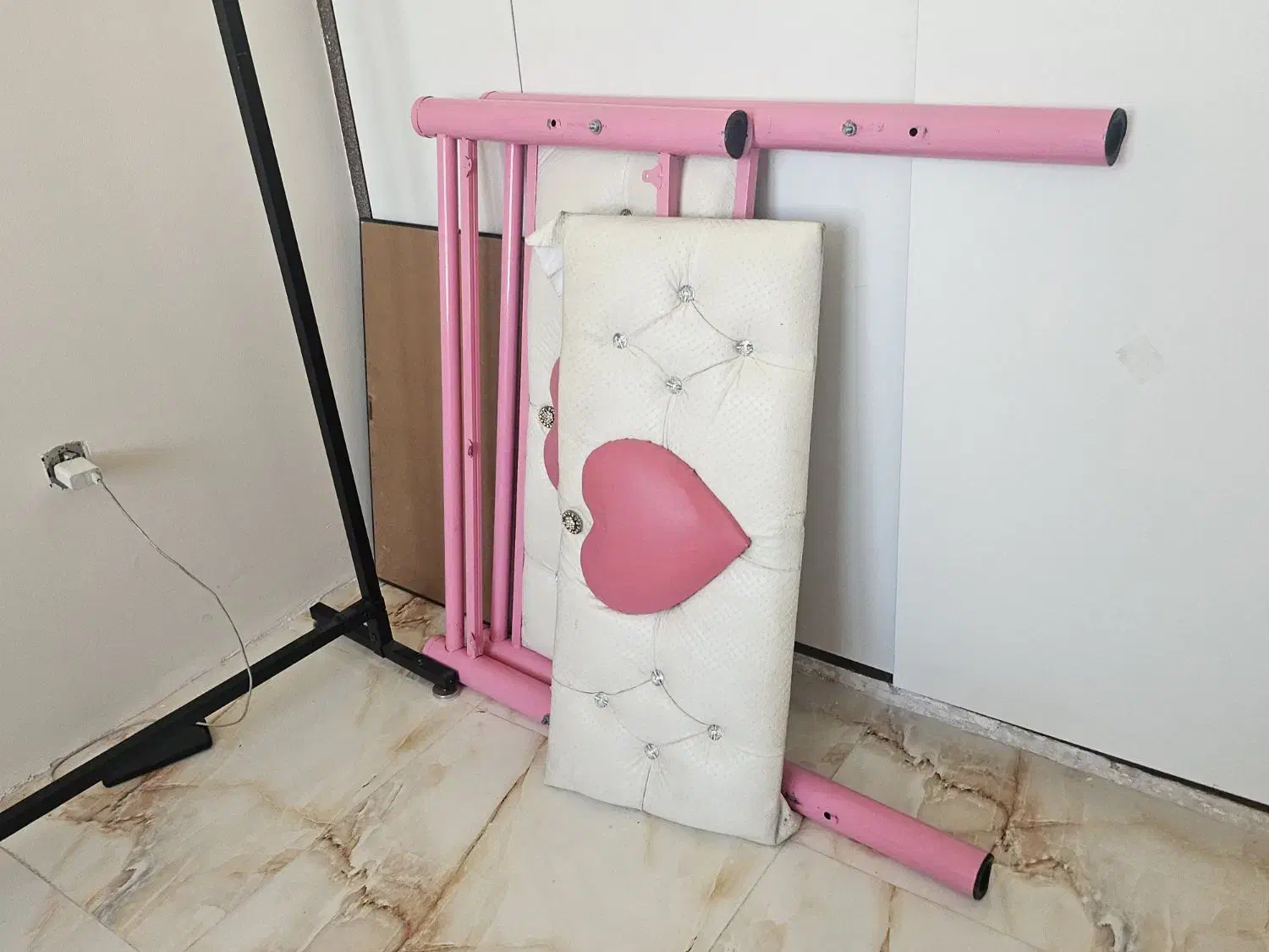 تخت نوجوان سفید صورتی|تخت و سرویس خواب|کرمان, |دیوار