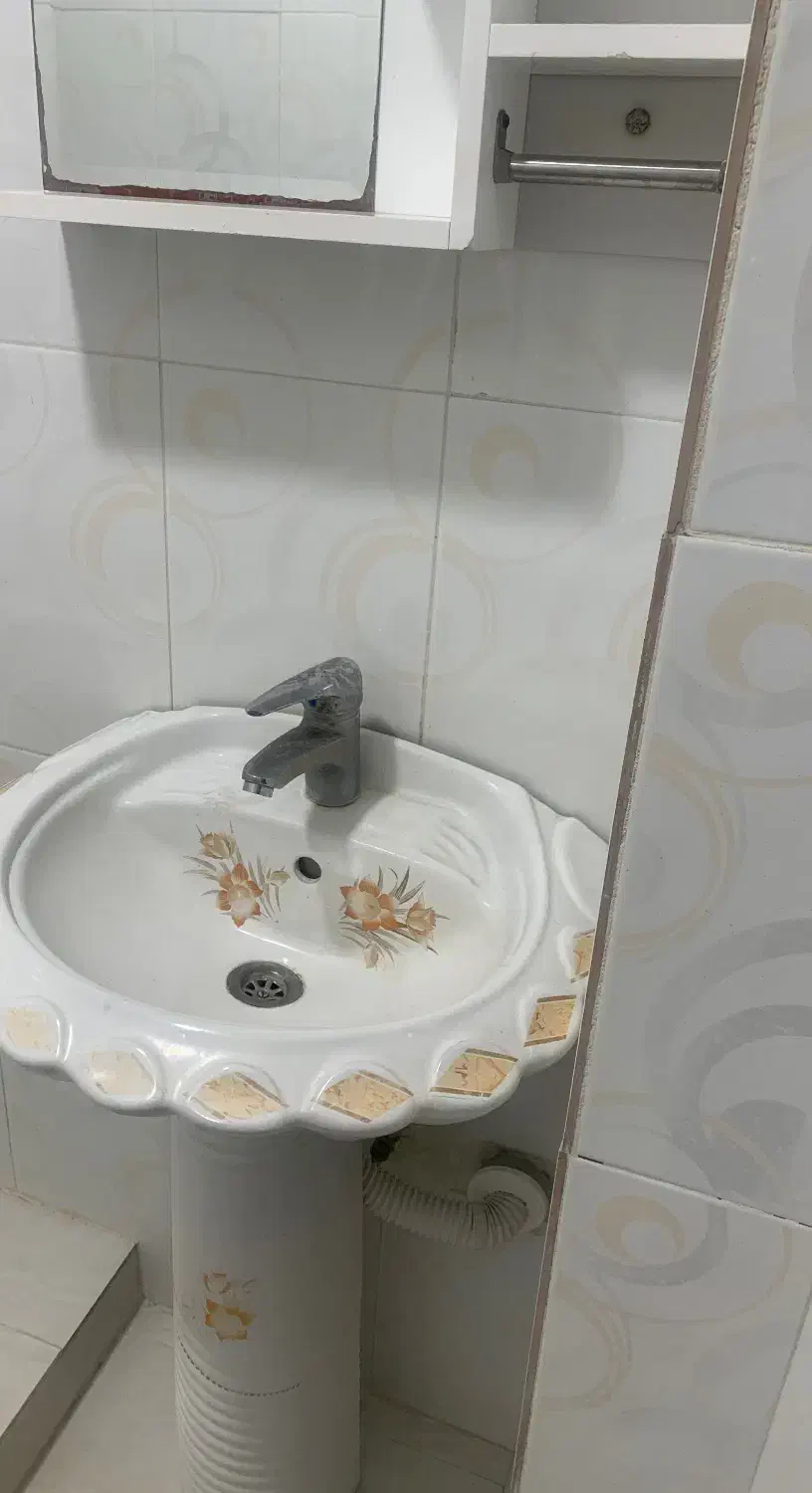 روشویی ایستاده در حد نو سالم با شیر|لوازم سرویس بهداشتی|تبریز, |دیوار