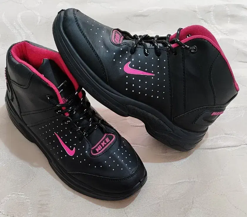 نیم بوت نایک|کیف، کفش، کمربند|قم, باجک دو|دیوار