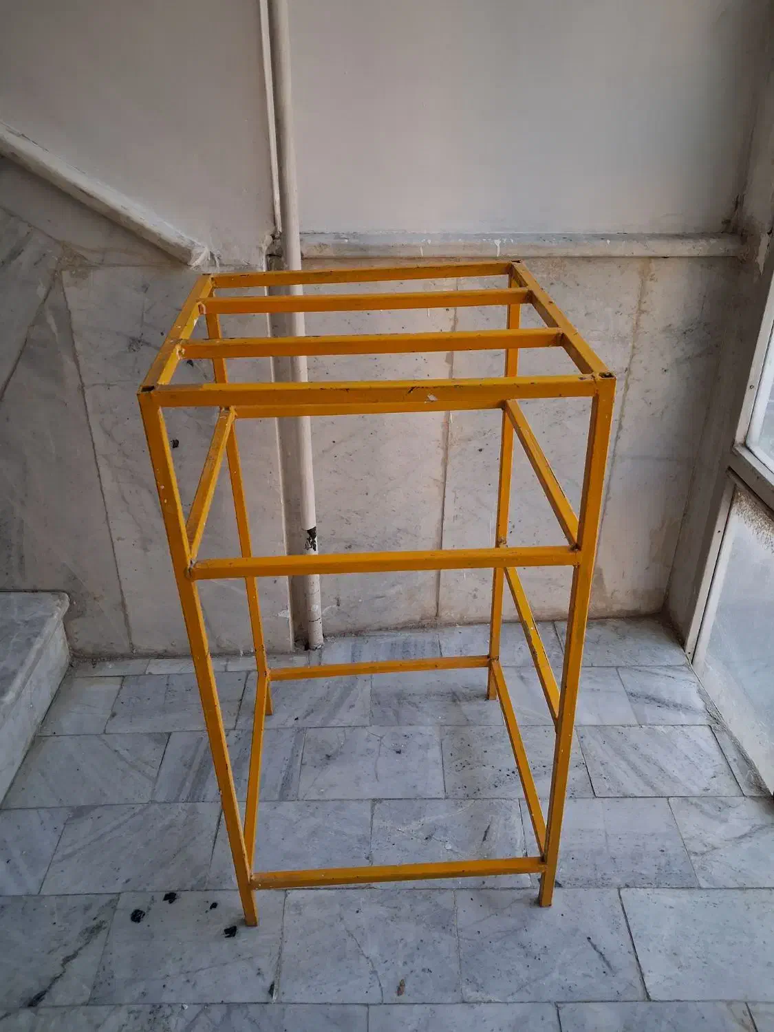 چهارپایه آهنی|صندلی و نیمکت|جاجرود, |دیوار