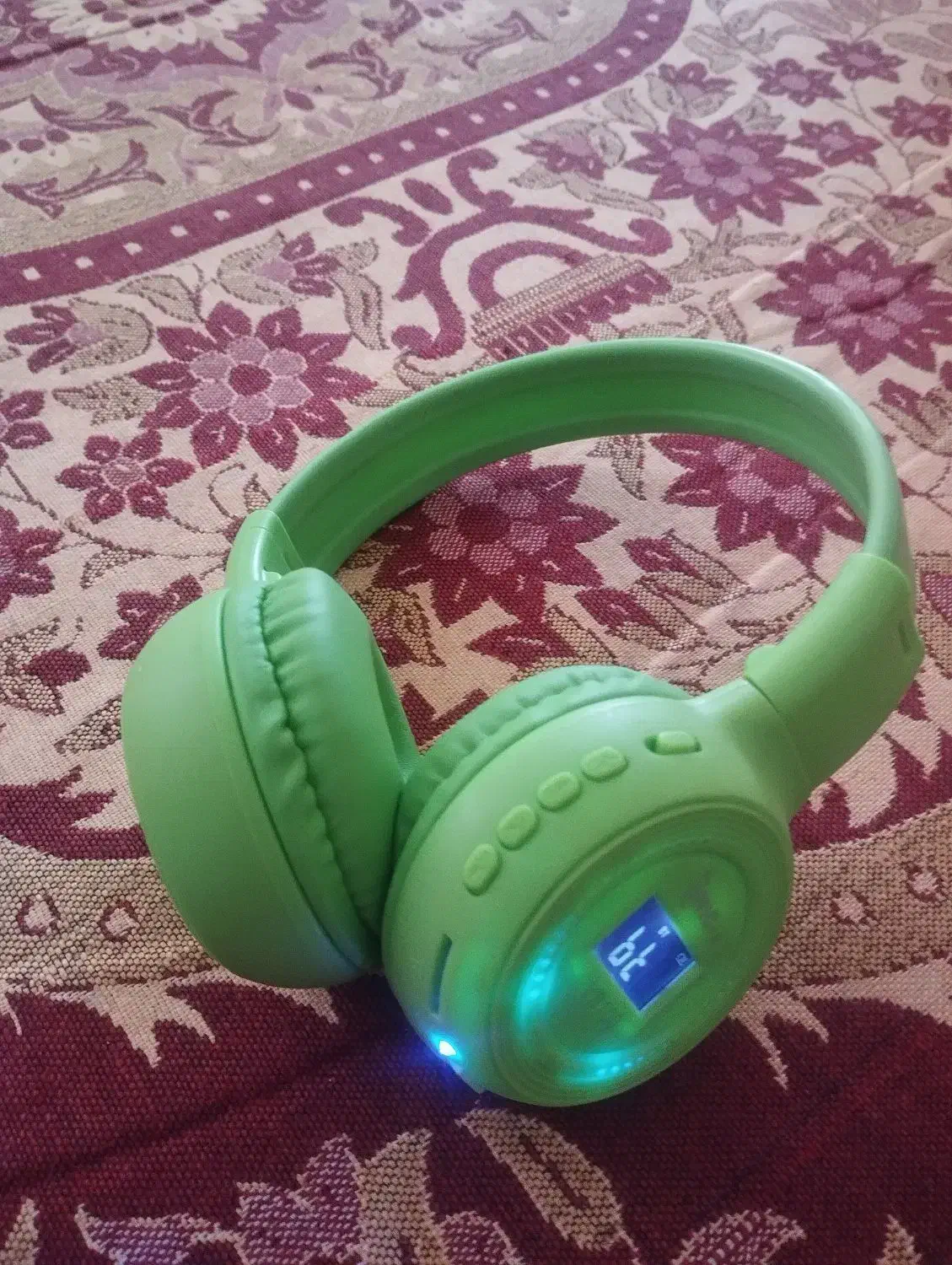 یک عدد هدفون بلوتوثی و رم خور به فروش می رسد.|پخش‌کننده همراه|اهر, |دیوار