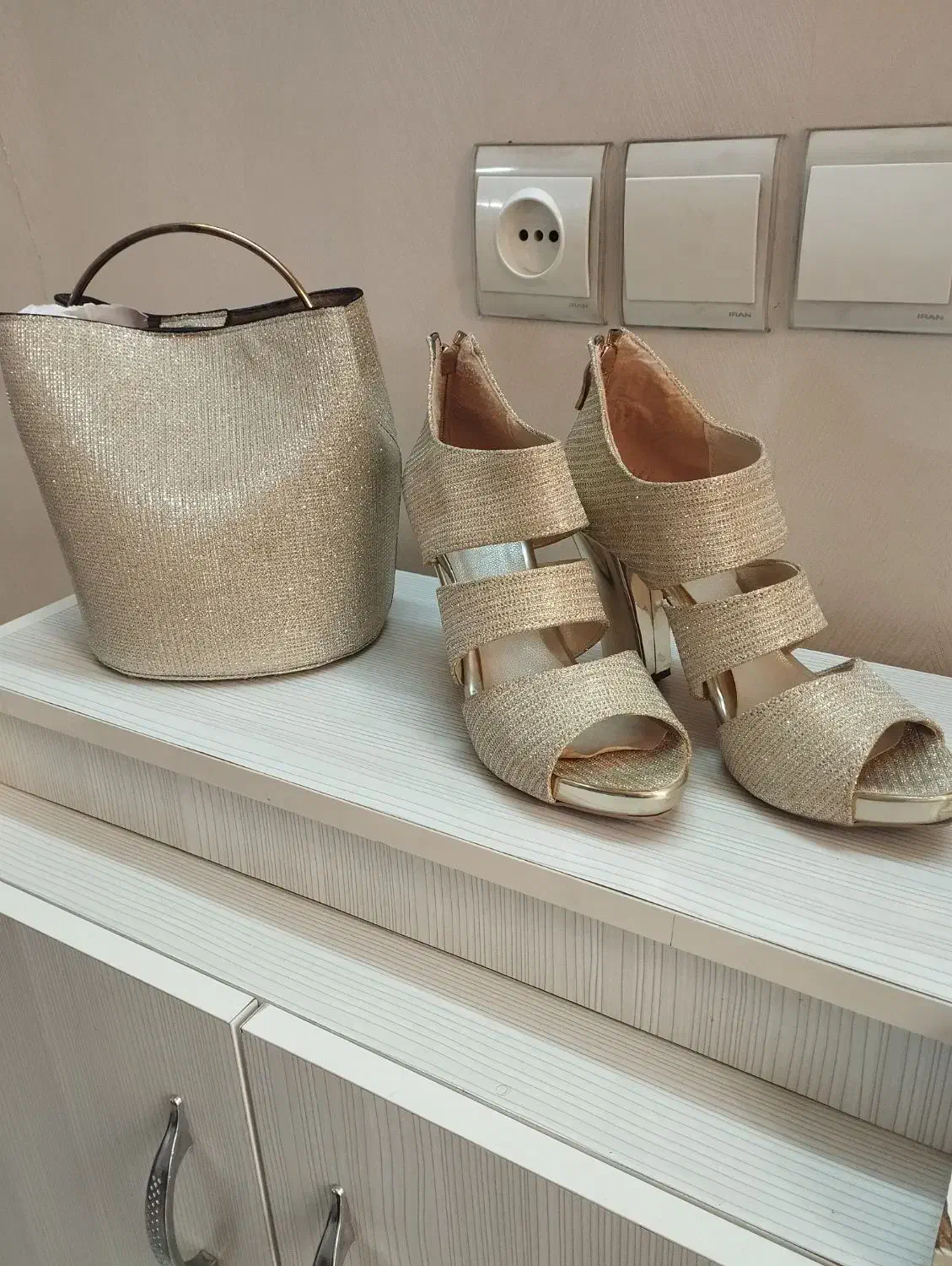 کیف و کفش مجلسی|کیف، کفش، کمربند|قم, ژاندارمها|دیوار