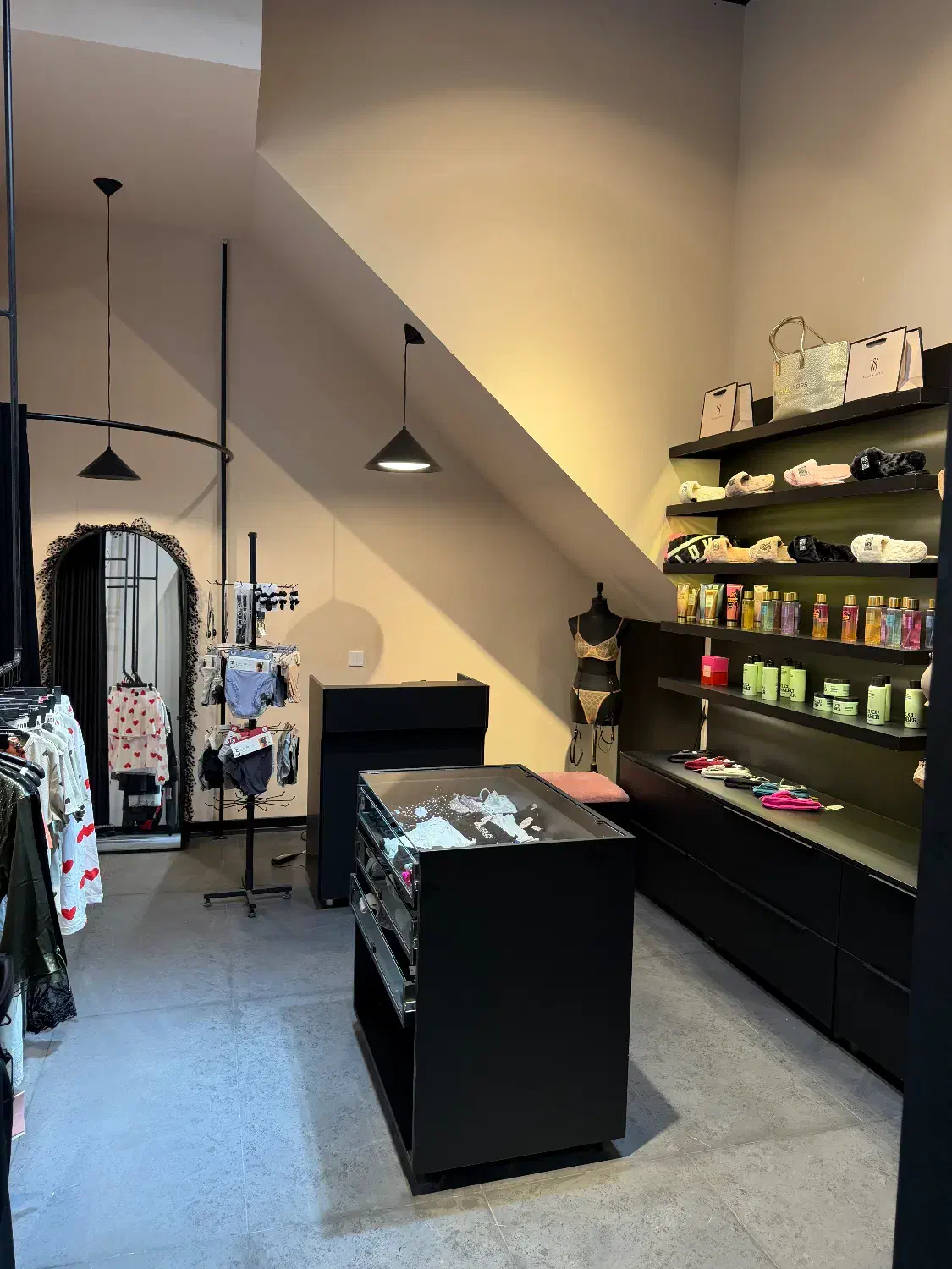 فروشنده خانم لباس زیر|استخدام بازاریابی و فروش|بابلسر, |دیوار