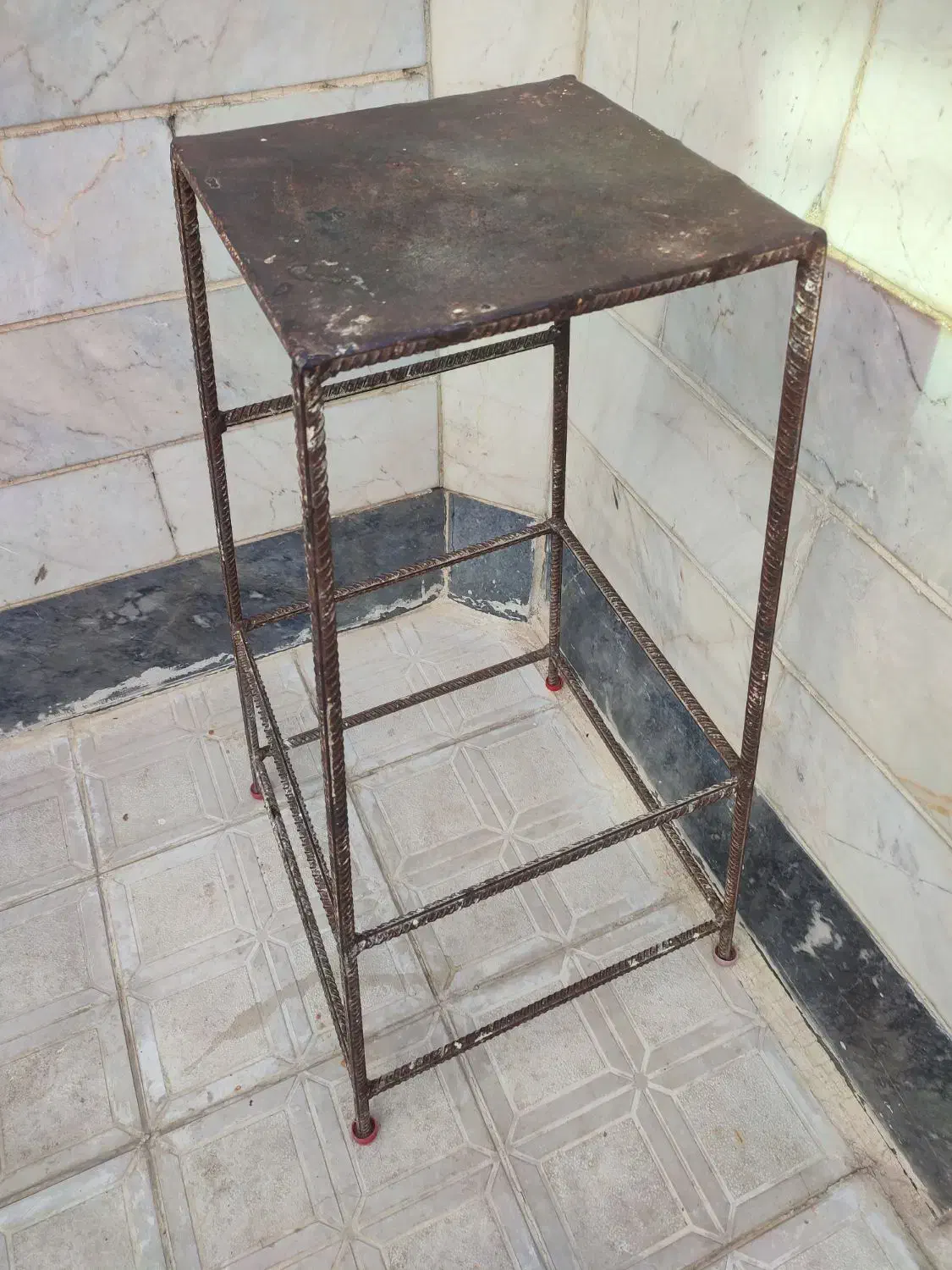 یک عدد چهار پایه فلزی سالم|صندلی و نیمکت|اردبیل, |دیوار