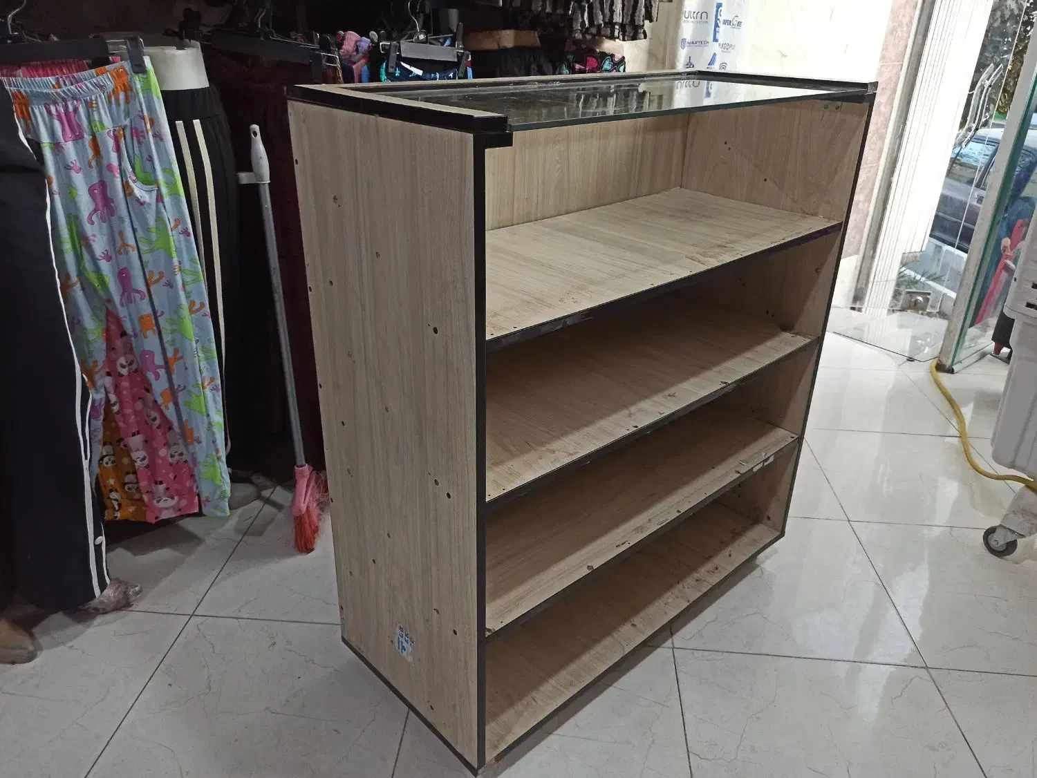 ویترین آهنی دو متری و میز چوبی|دفتر کار|قم, دروازه چوبی|دیوار