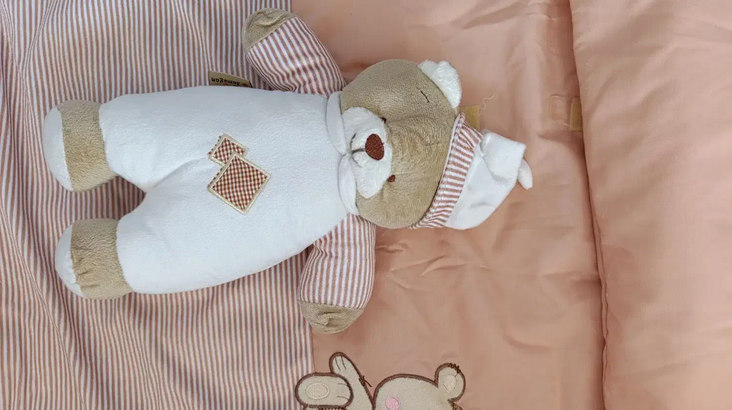 سرویس تشک لحاف نوزاد سه تکه نو با عروسک رو نصب شده|اسباب و اثاث بچه|ملایر, |دیوار